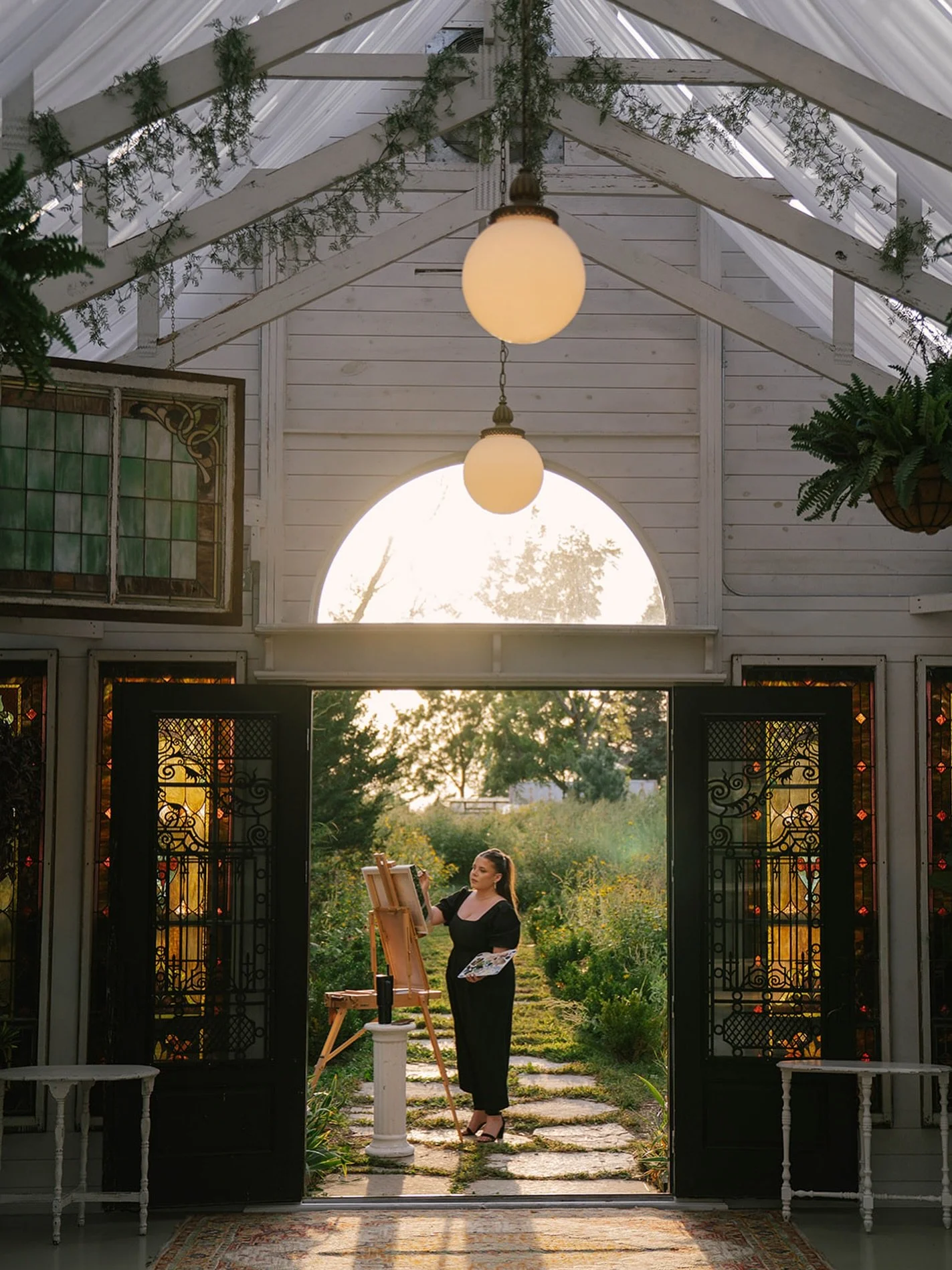 I get so excited when our couples hire a live painter during their wedding. It&rsquo;s truly amazing watching @art.byemerald work her magic - not to mention, she&rsquo;s just the sweetest soul. 

Head over to our stories to see a glance at the couple
