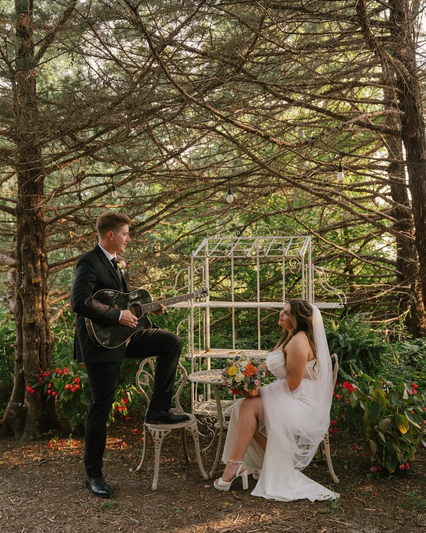 Lauryn + Trent ✨

We spent a Monday evening celebrating their love 💕 

Photos: @raelynramey 
Live painter: @art.byemerald 
Cake: @nothingbundtcakes 
Hair: @saintblondesalon 
Dress: @davidsbridal 
Suit: @halberstadts.dsm 
Floral: @lilyco_weddingevent