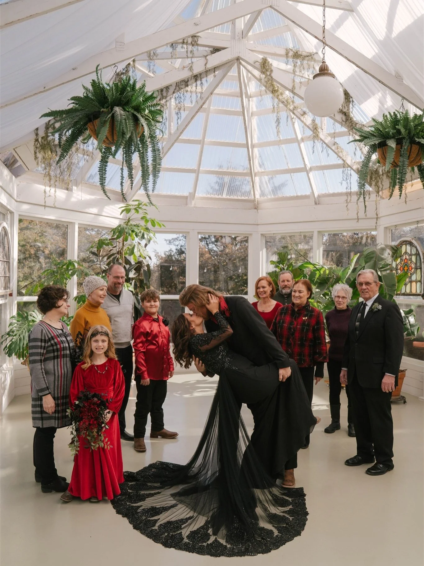 💯here for this black + red vibe 😍

Friends, tours have booked up so I added another date in March for new couples. Send us an email through our website to grab a spot www.irisaisle.com 

Photos: @raelynramey