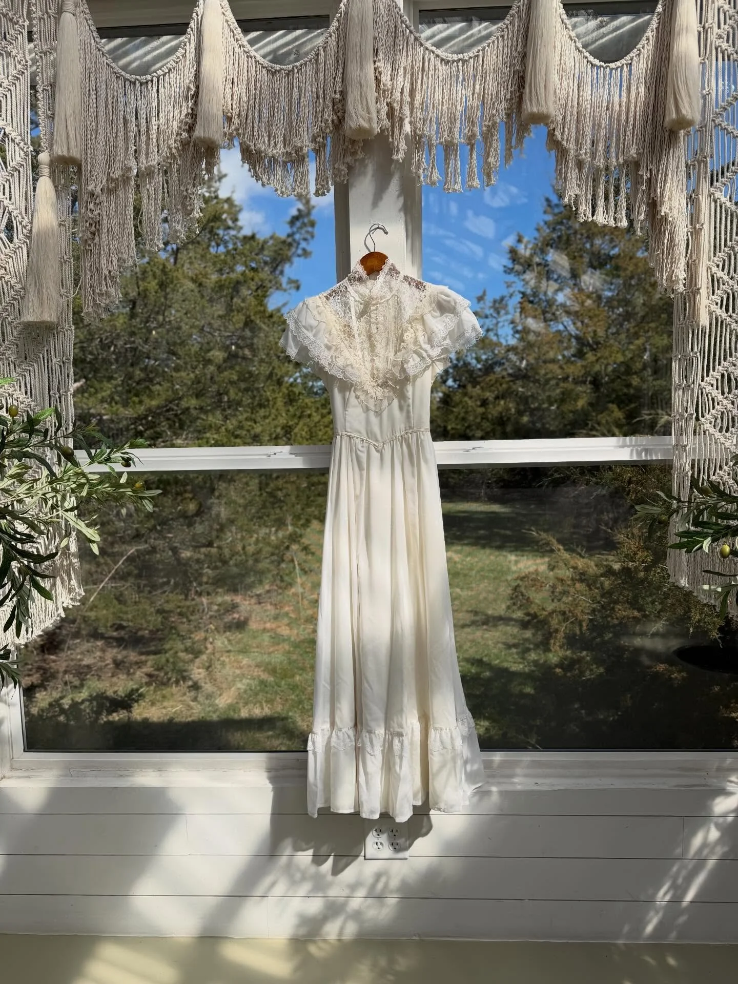 Just dropped off my beautiful collection of vintage spring heirloom dresses at @whitecottagemarketia 

These dresses are true gems ( including Gunne Sax..iykyk) I&rsquo;ve held onto for quite awhile! If you are looking for the perfect vintage wedding