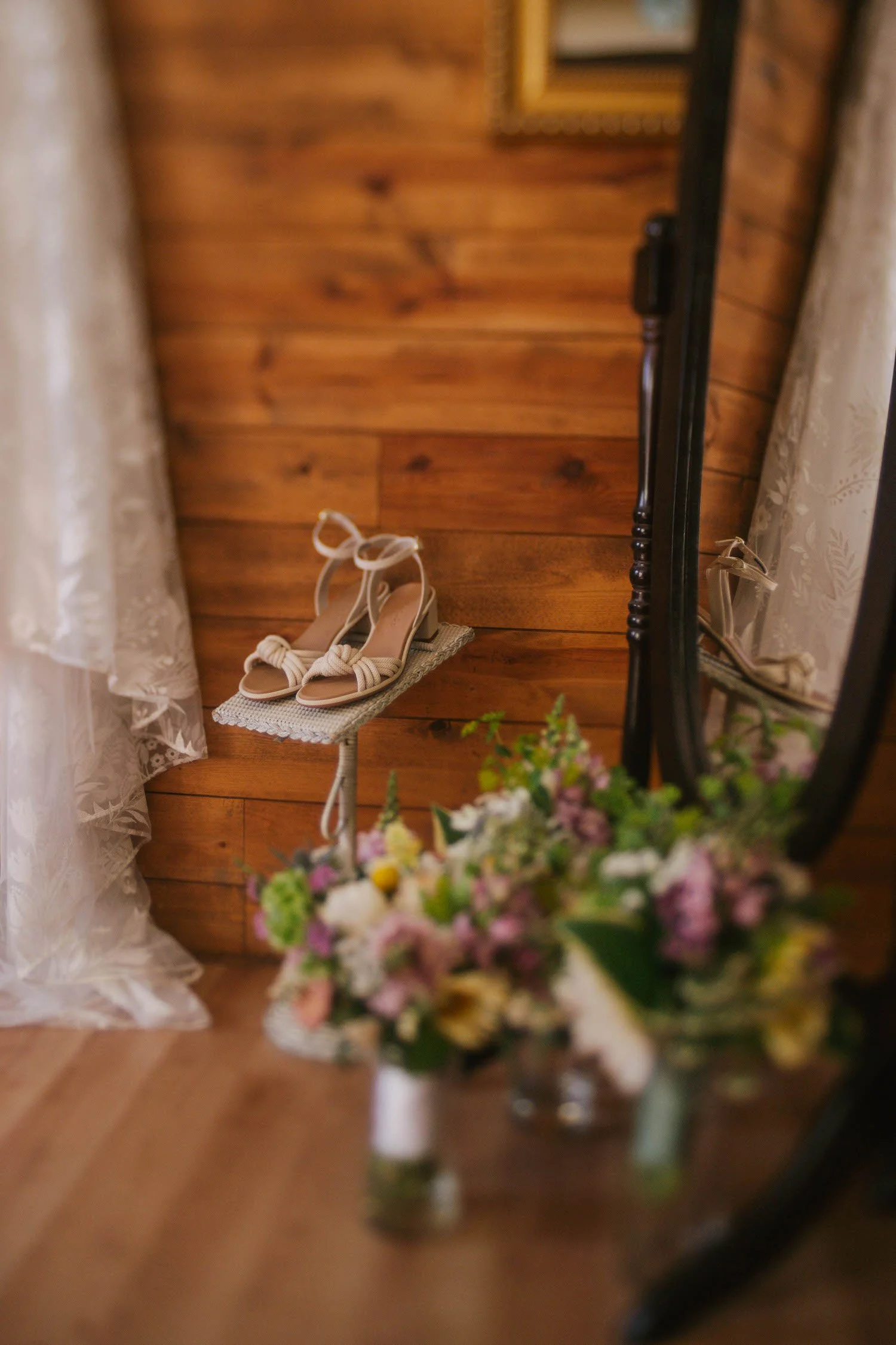 rachel-rett-micro-wedding-iris-aisle-winterset-iowa-raelyn-ramey-photography-9.jpg