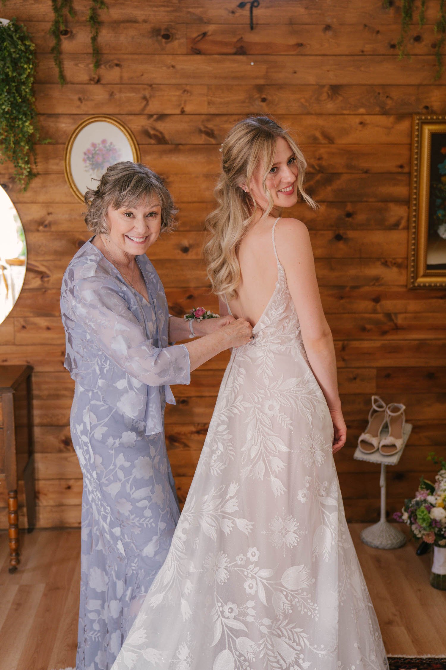 rachel-rett-micro-wedding-iris-aisle-winterset-iowa-raelyn-ramey-photography-17.jpg