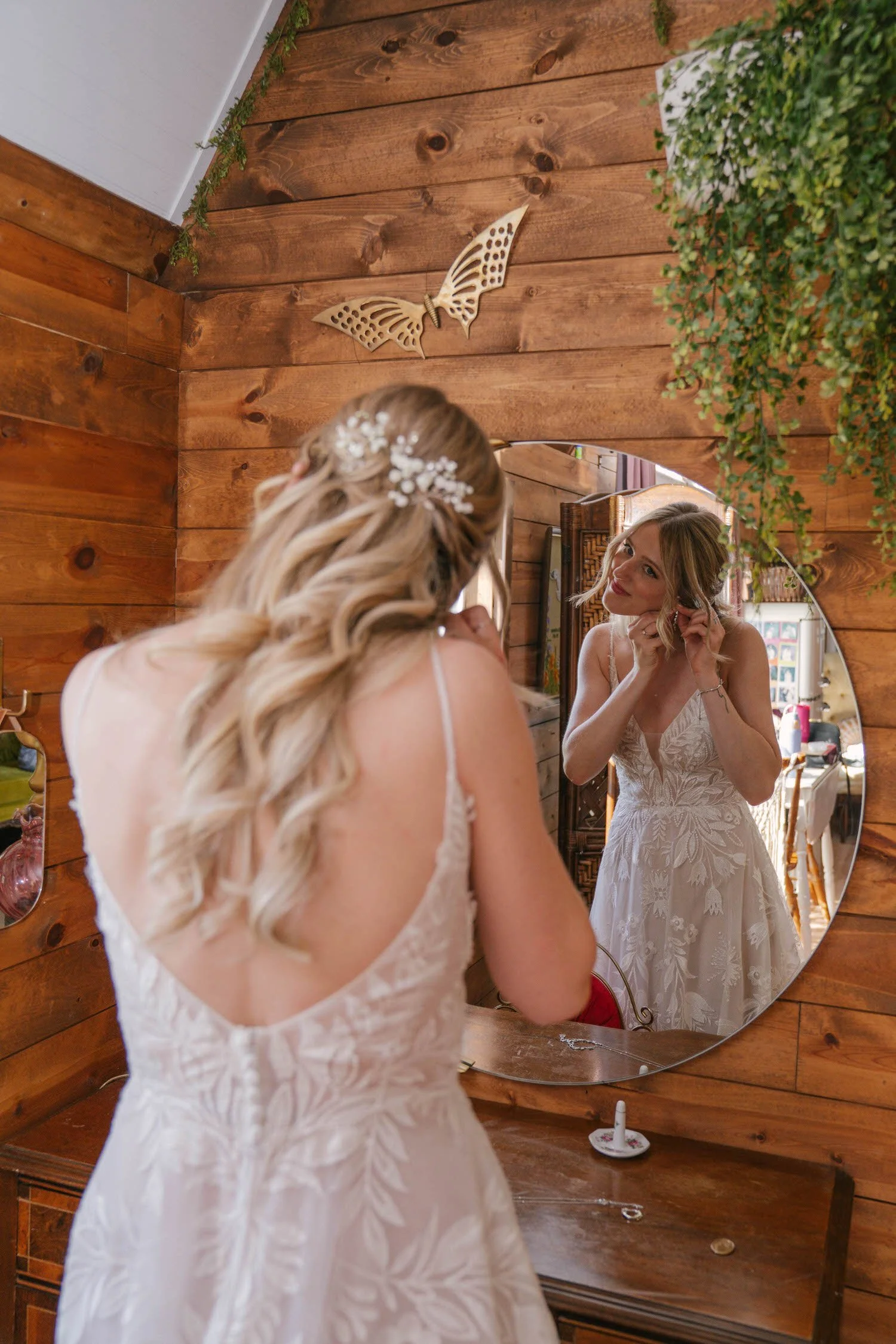 rachel-rett-micro-wedding-iris-aisle-winterset-iowa-raelyn-ramey-photography-21.jpg