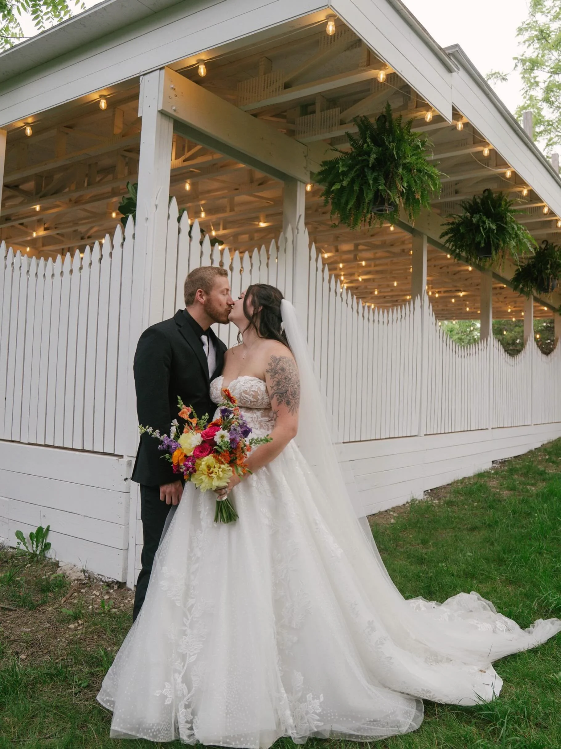 Absolutely loving the feeling our new space brings to our weddings ✨✨ 

Floral: @wildflowerdsm 
Photo: @raelynramey 

Www.irisaisle.com
