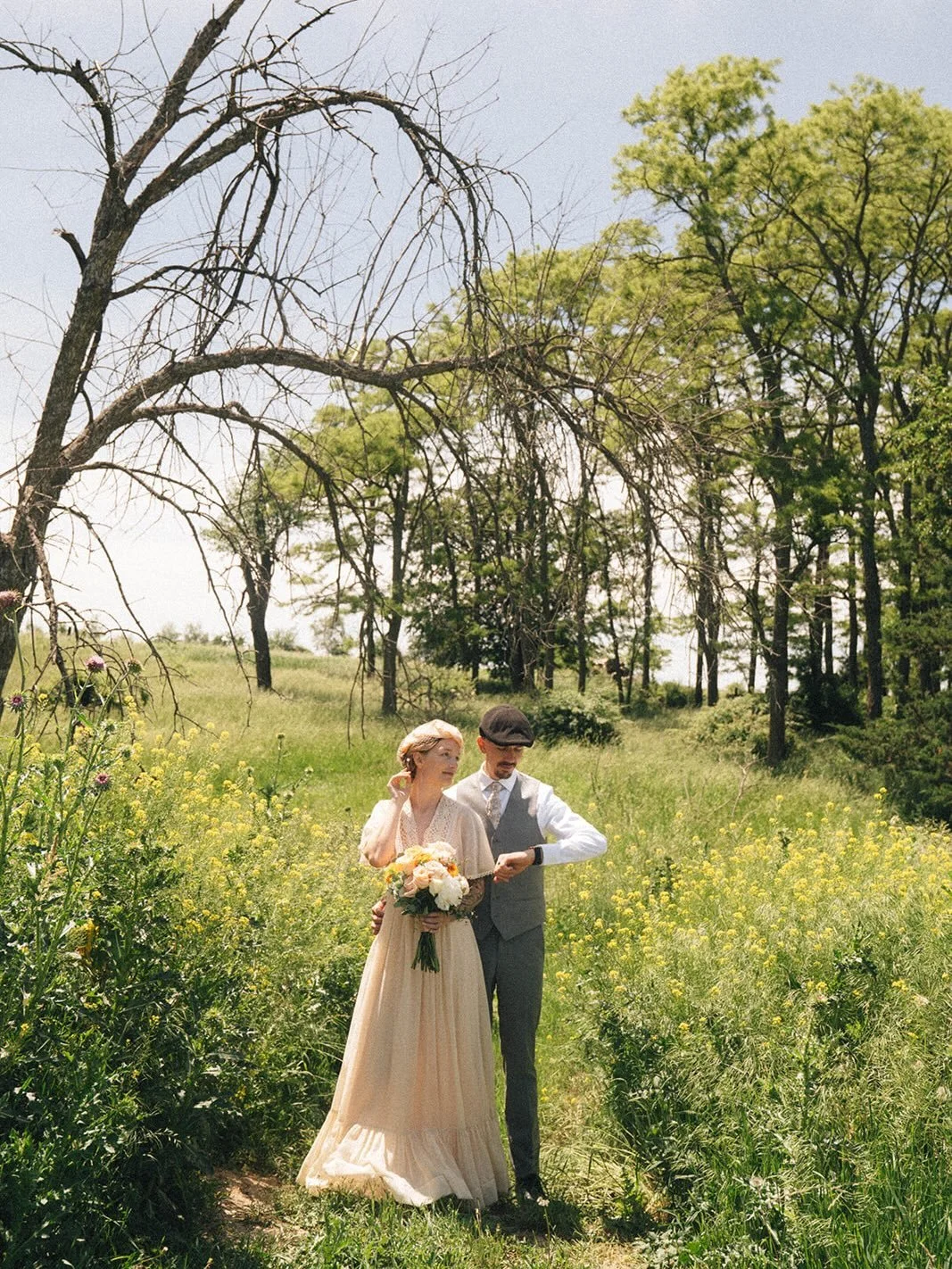 Erin + Mike 

Eloped on a Tuesday morning inside of the conservatory and then we roamed the grounds for photos. 

One of my vintage dresses from @whitecottagemarketia ( still a few left!) 

Floral from local @cedarshakefarm 

Www.irisaisle.com