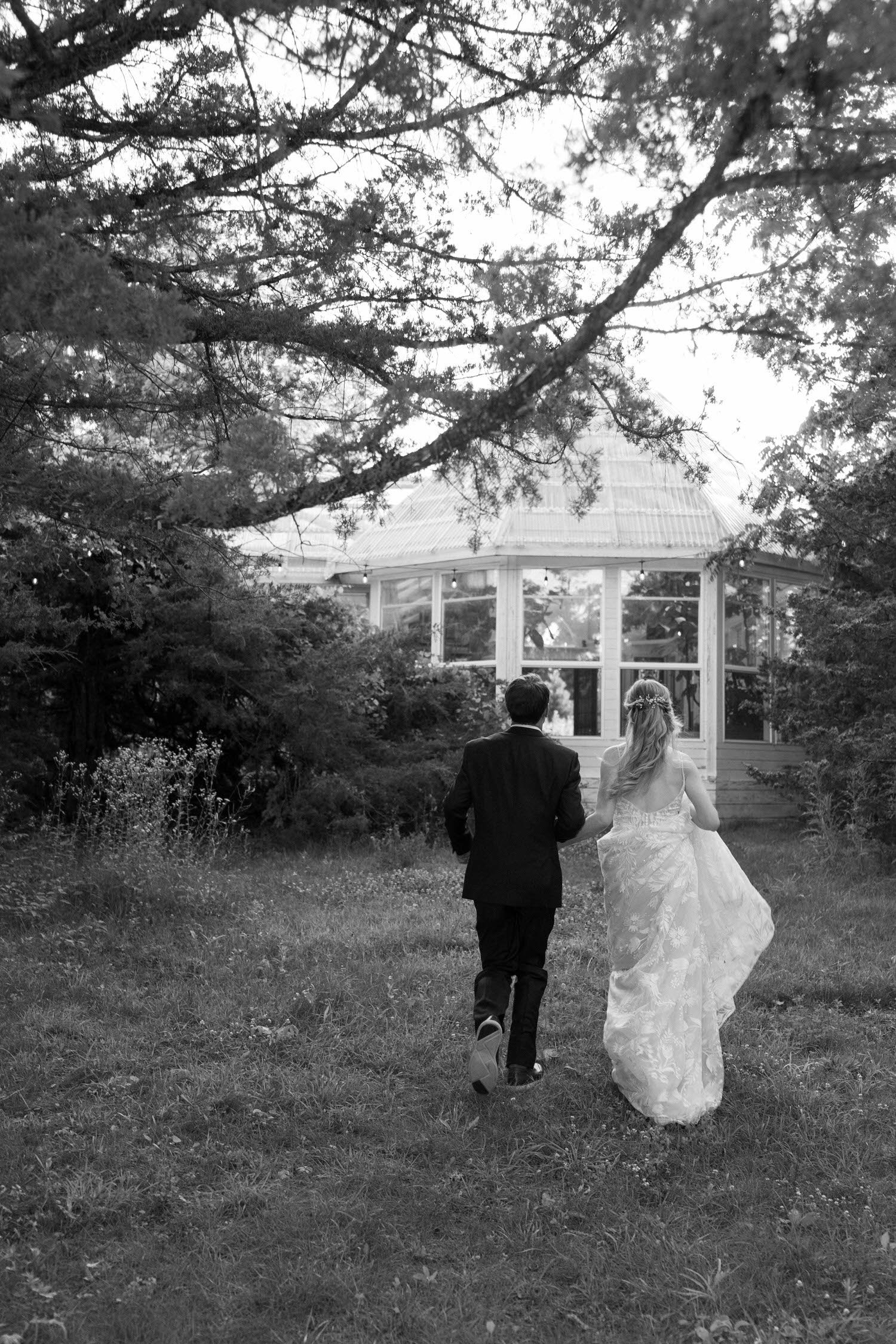 rachel-rett-micro-wedding-iris-aisle-winterset-iowa-raelyn-ramey-photography-350.jpg