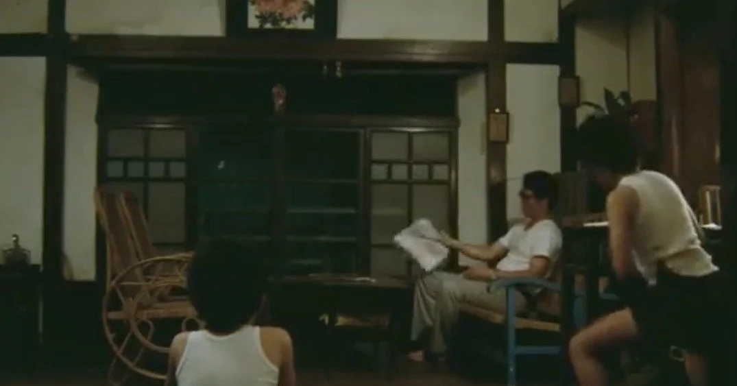 🎞️ 百大華語電影賞析｜《#光陰的故事》文字 #114級許立勳 

我覺得這是一部在講人成長的電影，四個故事雖然內容都不一樣，但都在講不同時期的人怎麼長大跟怎麼面對生活。

我比較喜歡第一個故事，裡面的小孩每天一起玩 一起做很多事情，生活看起來很簡單，但其實可以看出他們之間的友情，也可以看到他們對於世界的好奇。很多事情對大人來說可能沒有什麼，像那隻恐龍，但對小孩來說卻是一件很重要的大事。這讓我想到自己小時候也會因為一些現在看起來很小的事情開心很久。讓我覺得小孩子的世界雖然很單純，但那種單純其實