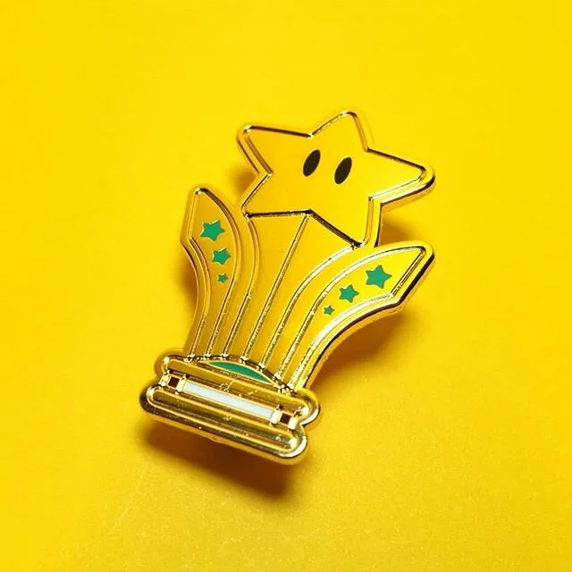 One more for the trophy cabinet. Now I gotta do it at 200cc 😭
⁣⁣
_____⁣⁣
⁣⁣
Star Trophy Pin
⁣
4.5cm x 3cm
2in x 1.25in
⁣⁣
DAYONEPATCHES.COM⁣⁣
⁣⁣
_____⁣⁣
⁣⁣
#pins #keychains #patches #tshirts #videogame #nerd #art #design #dayonepatches #mariokart #g