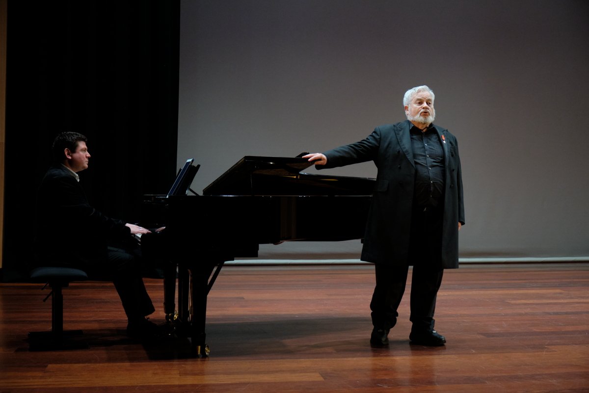 Patrick Power sings 'Dies Bildnis ist bezaubernd schön' from 'The Magic Flute' accompanied by Jeremy Woodside