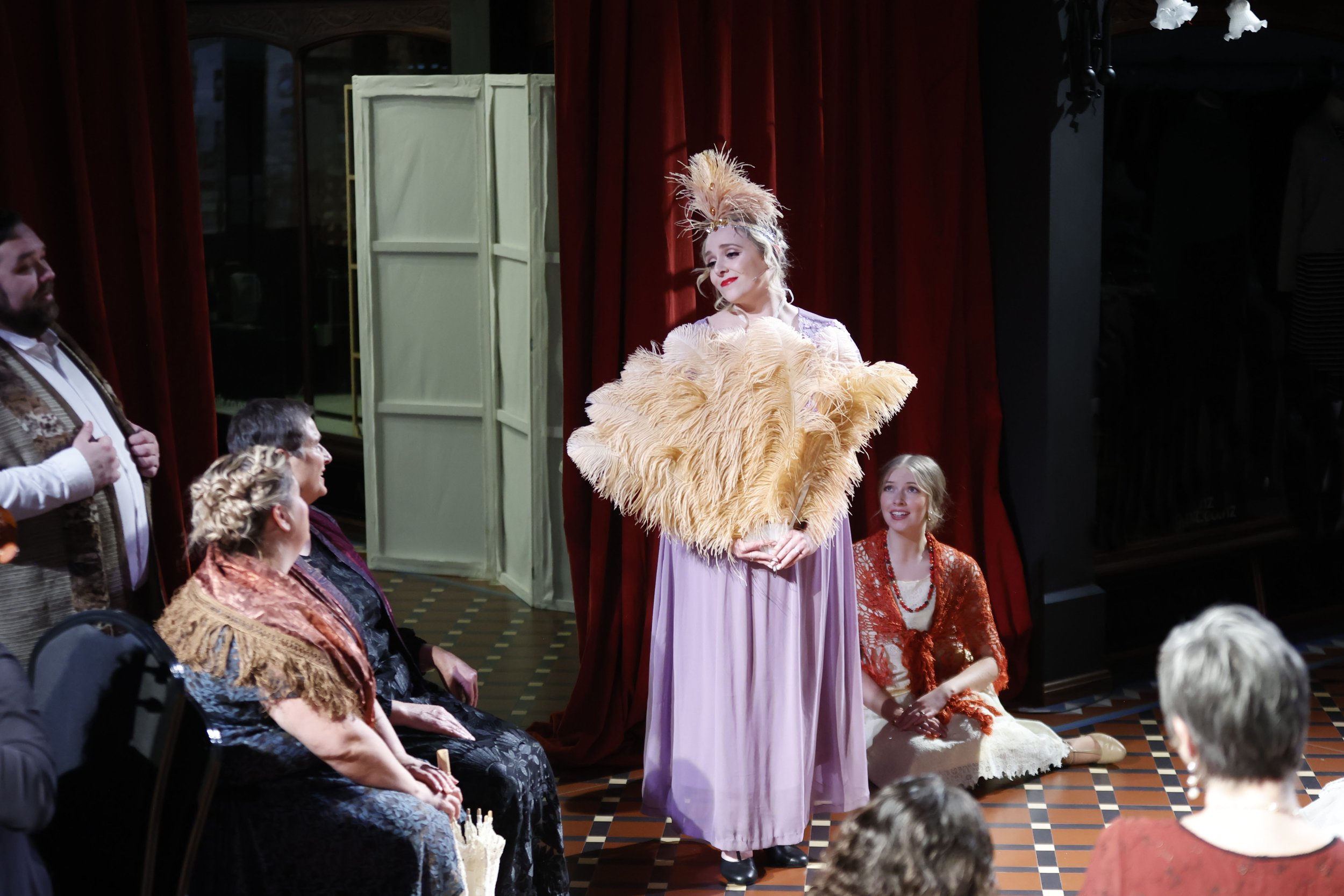 Matilda Wickbom (Hanna Glavari) and company