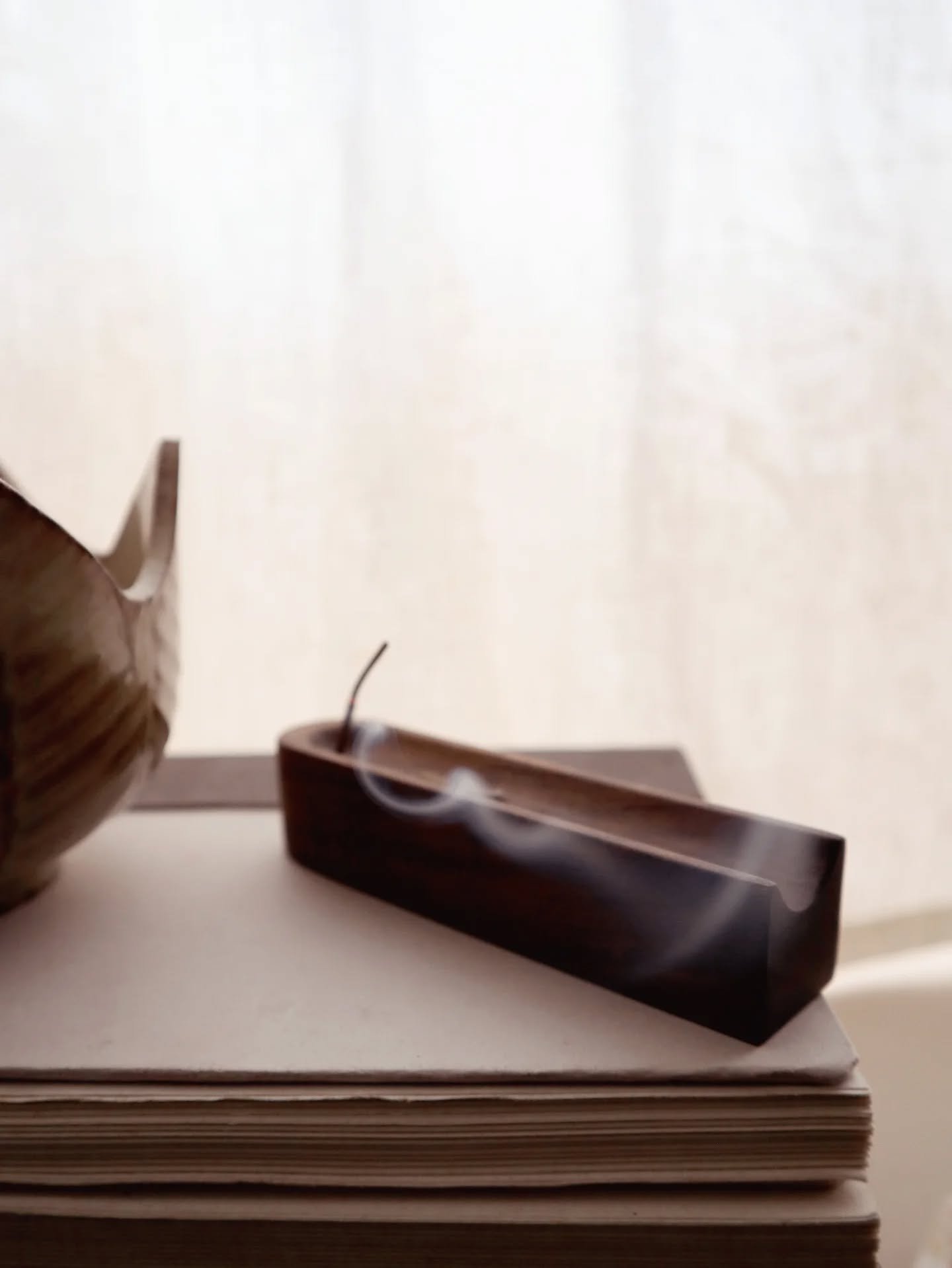 R&oslash;gelsesholder i valn&oslash;d med messingdetalje - af afsk&aelig;r 🪔
〰️