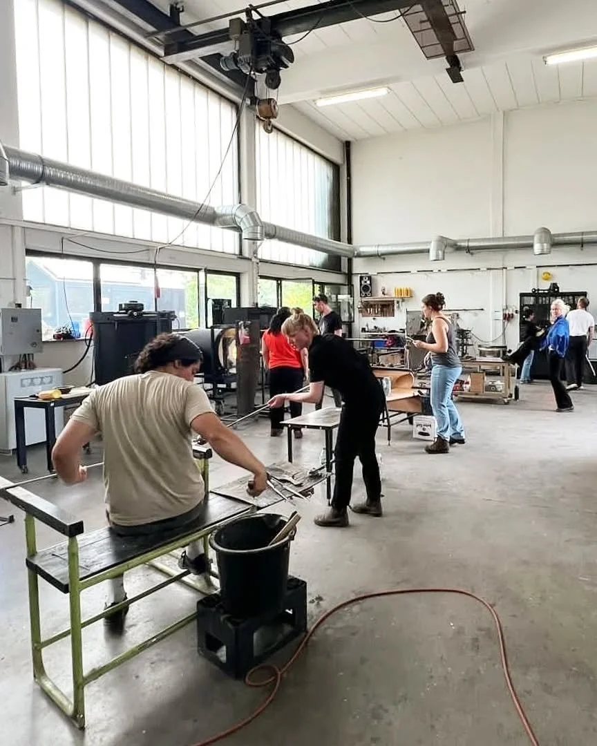 Heeey, it's me, with my first self-blown wonky drinking glass, in a thrifted red scarf, on the looks for soft falafels, with a priority to feed the birds in the park, in Berlin that melts my heart and chocolate-peanutbutter bars each time 🫗🍯
〰️
@be