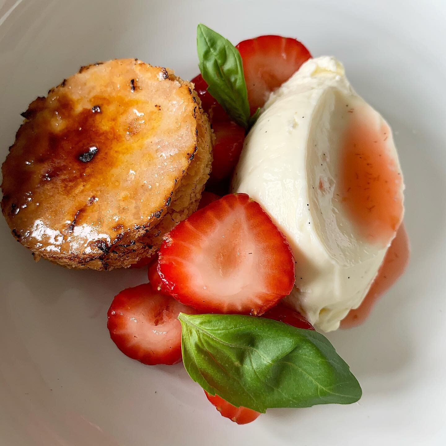 After accomplishing invert puff we hope you can take a moment to enjoy a bowl of the scraps jhuzzed up. Just like this. Caramelised invert puff disc, mascarpone cream, strawberries, basil. Love it! #puffschool #puffvoltwo