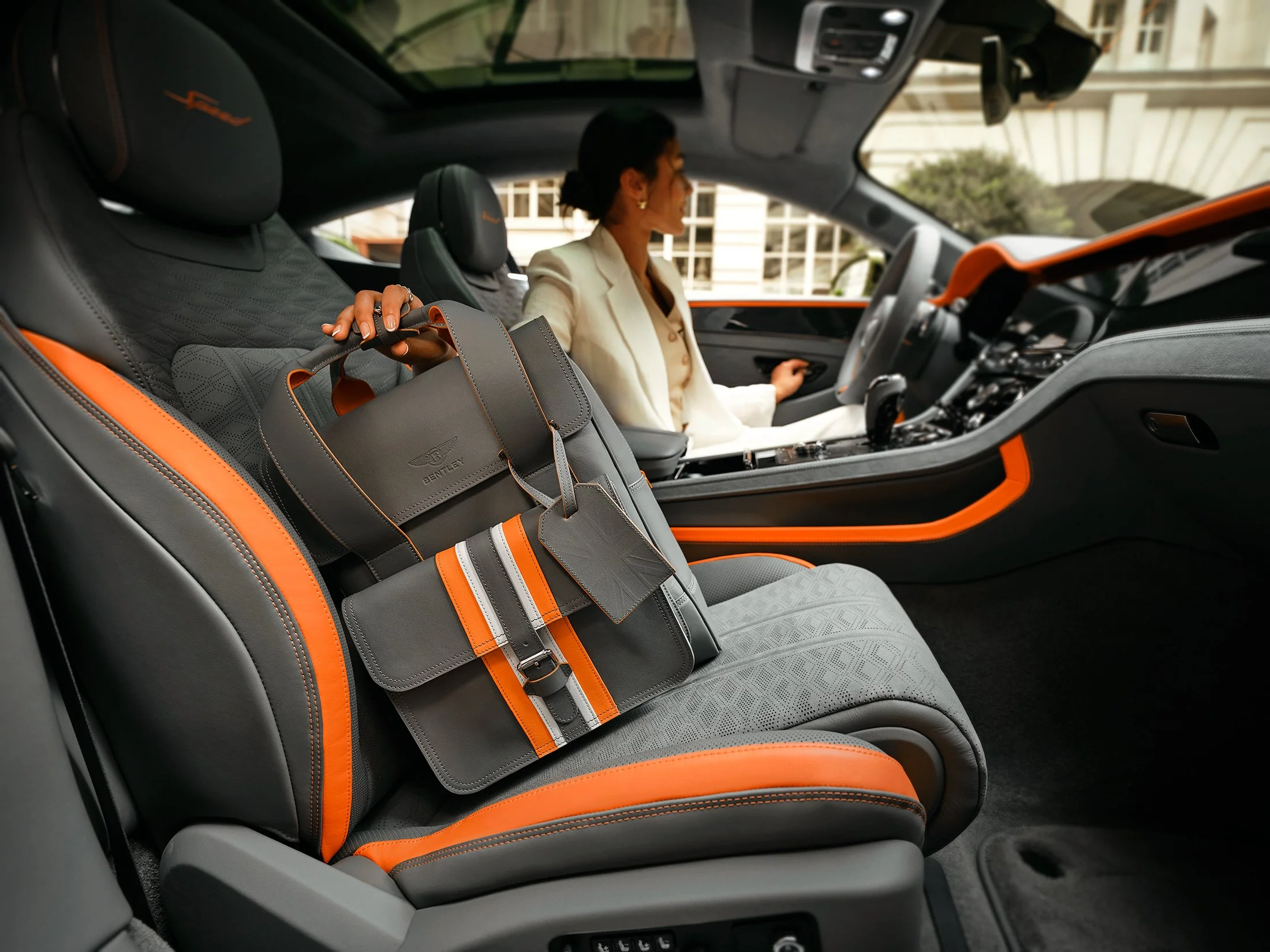20240724_BENTLEY_04_Hotel_Courtyard_Car_0820_V04.jpg