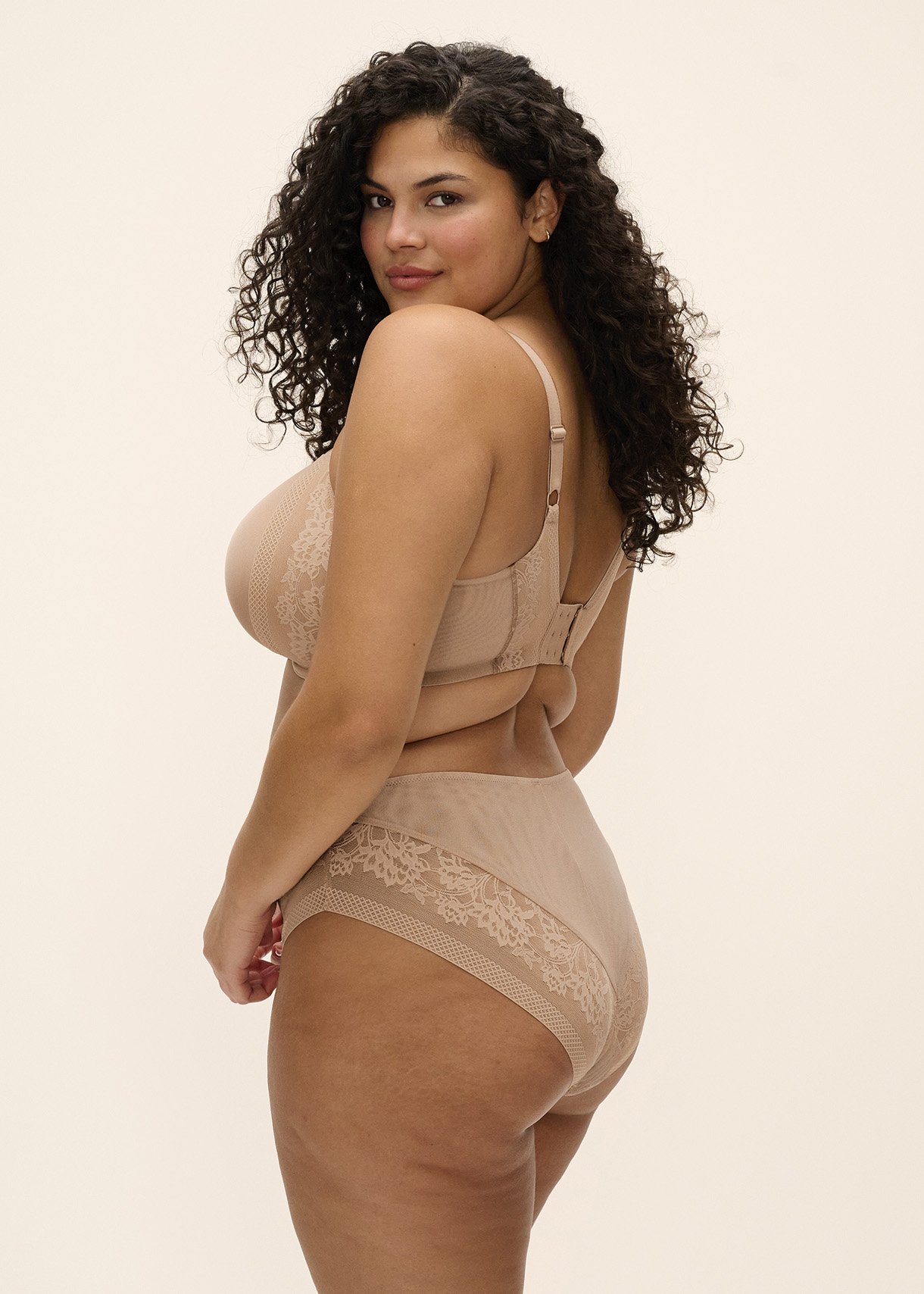 NERINA_SAHARA_UW-MOULDED-SPACER-BRA_EL302710_HIGH-LEG-BRIEF_EL302753_B1_TRADE_WEB.jpg