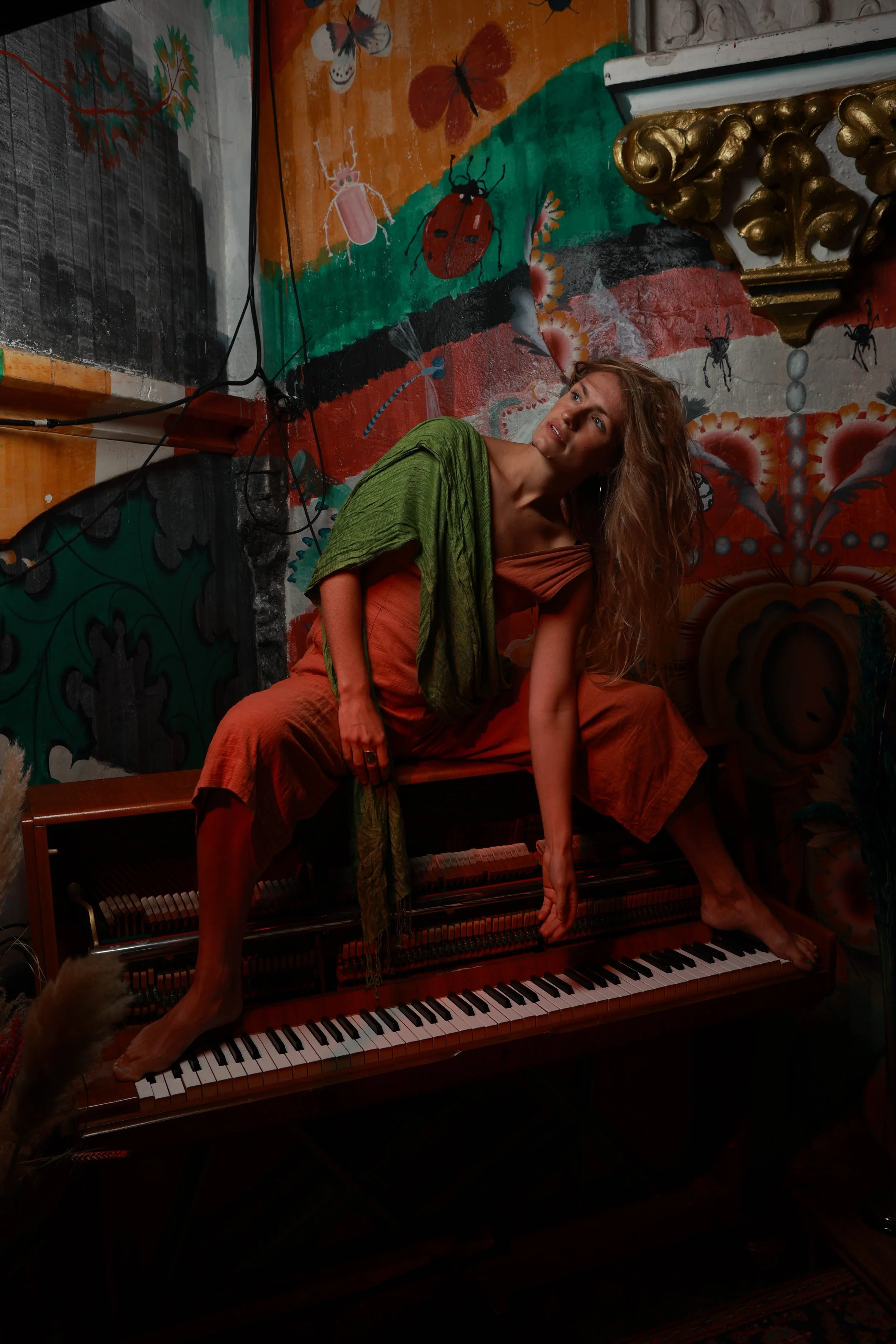 Fotoshoot Hermen op piano hangend.jpg