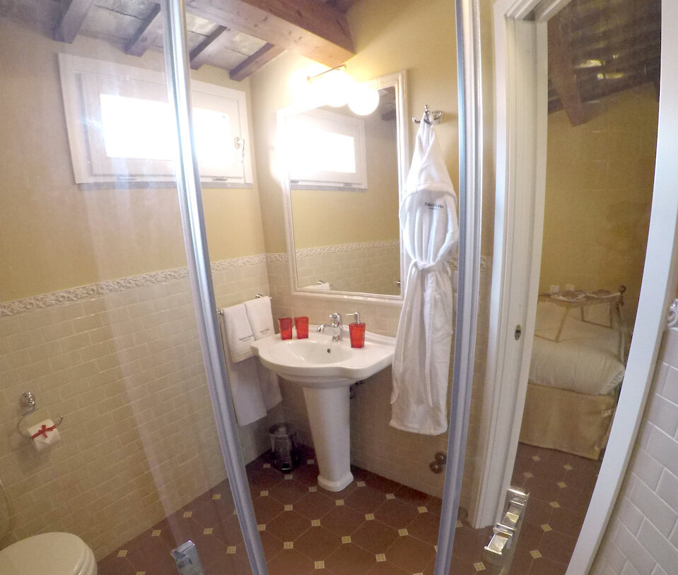 Junior Suite's bathroom features in Liberty style
