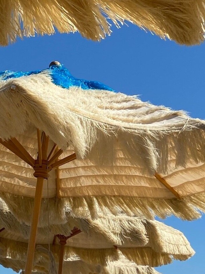 Ombrelloni e cielo azzurro sulla spiaggia in Vasto Marina