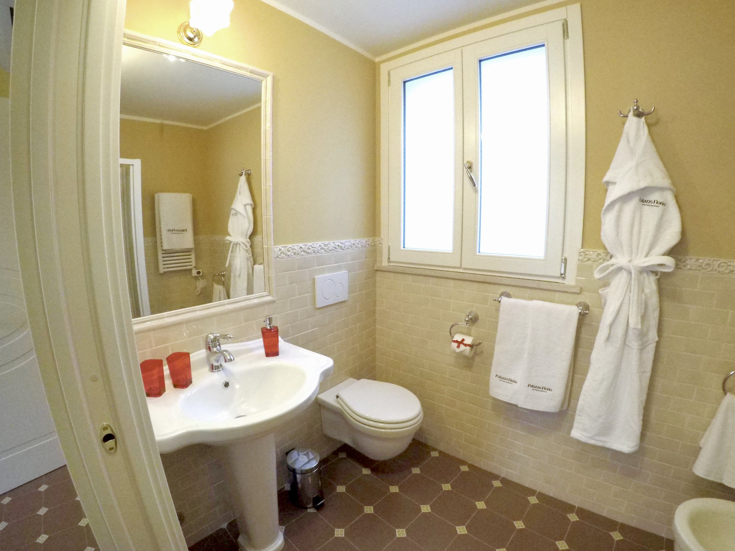 Entry view of Superior Queen room's bathroom in Liberty style