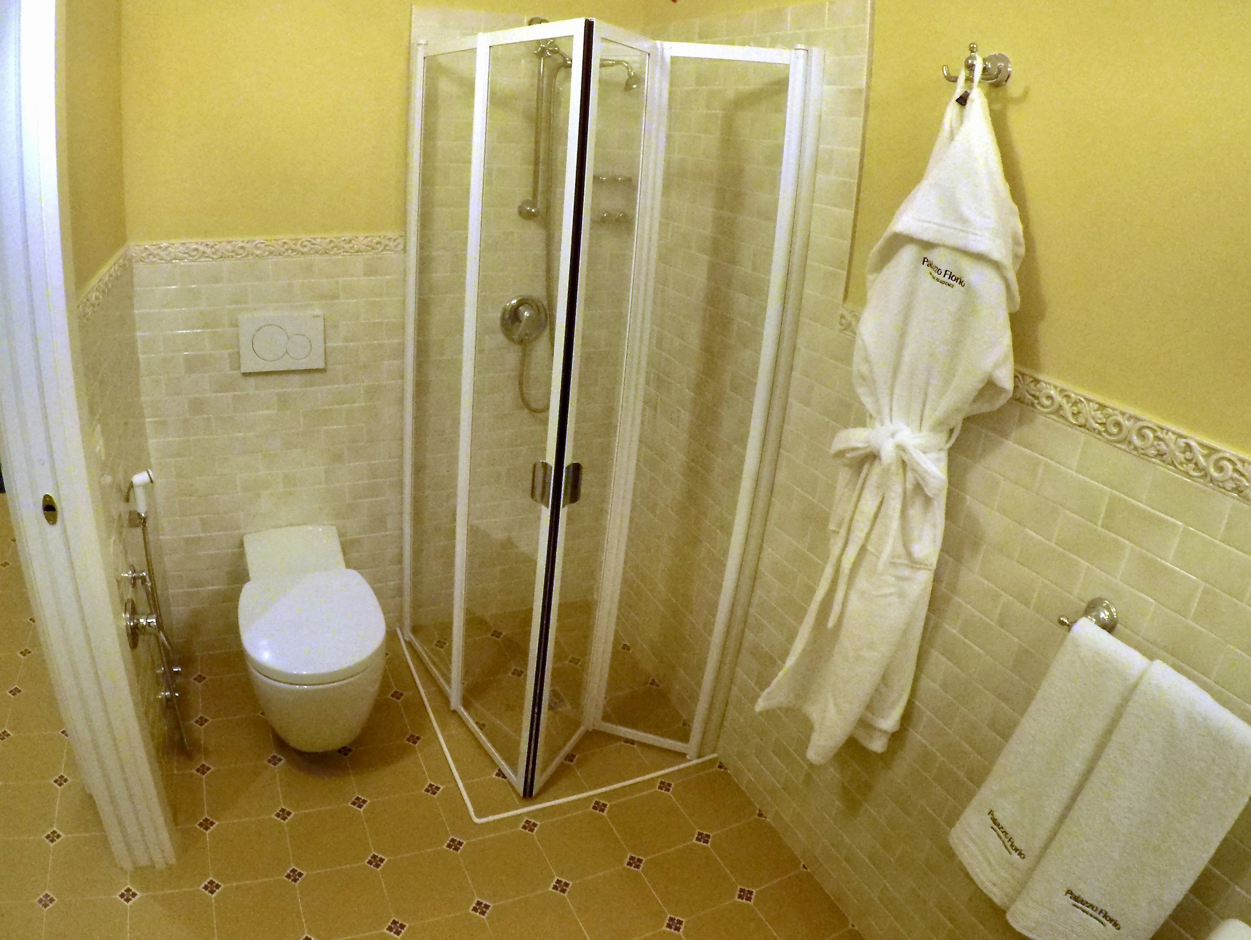 Zona doccia della Deluxe con asciugamani ricamati