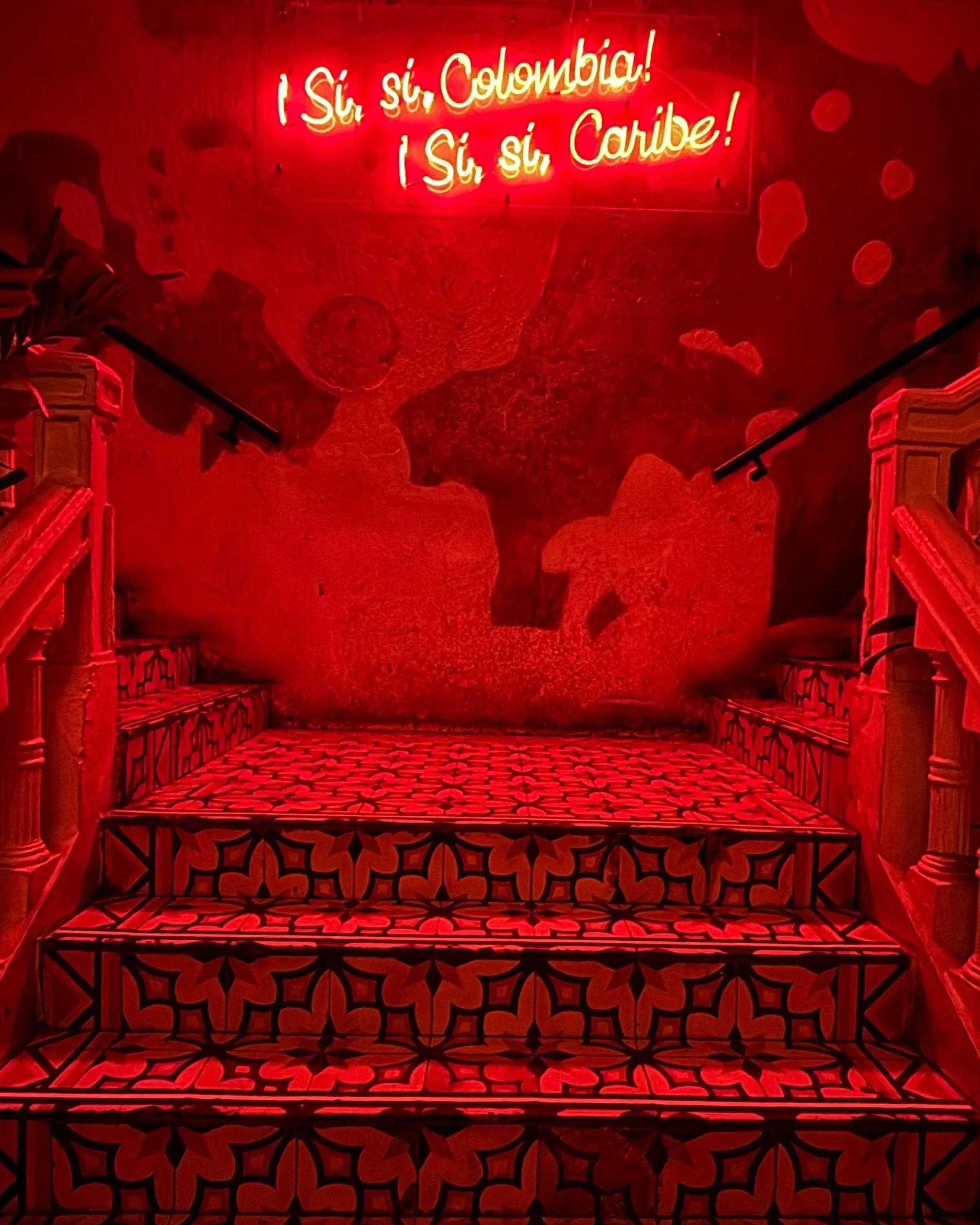 a light installation saying "si, si, Colombia! Si, si, Caribe!