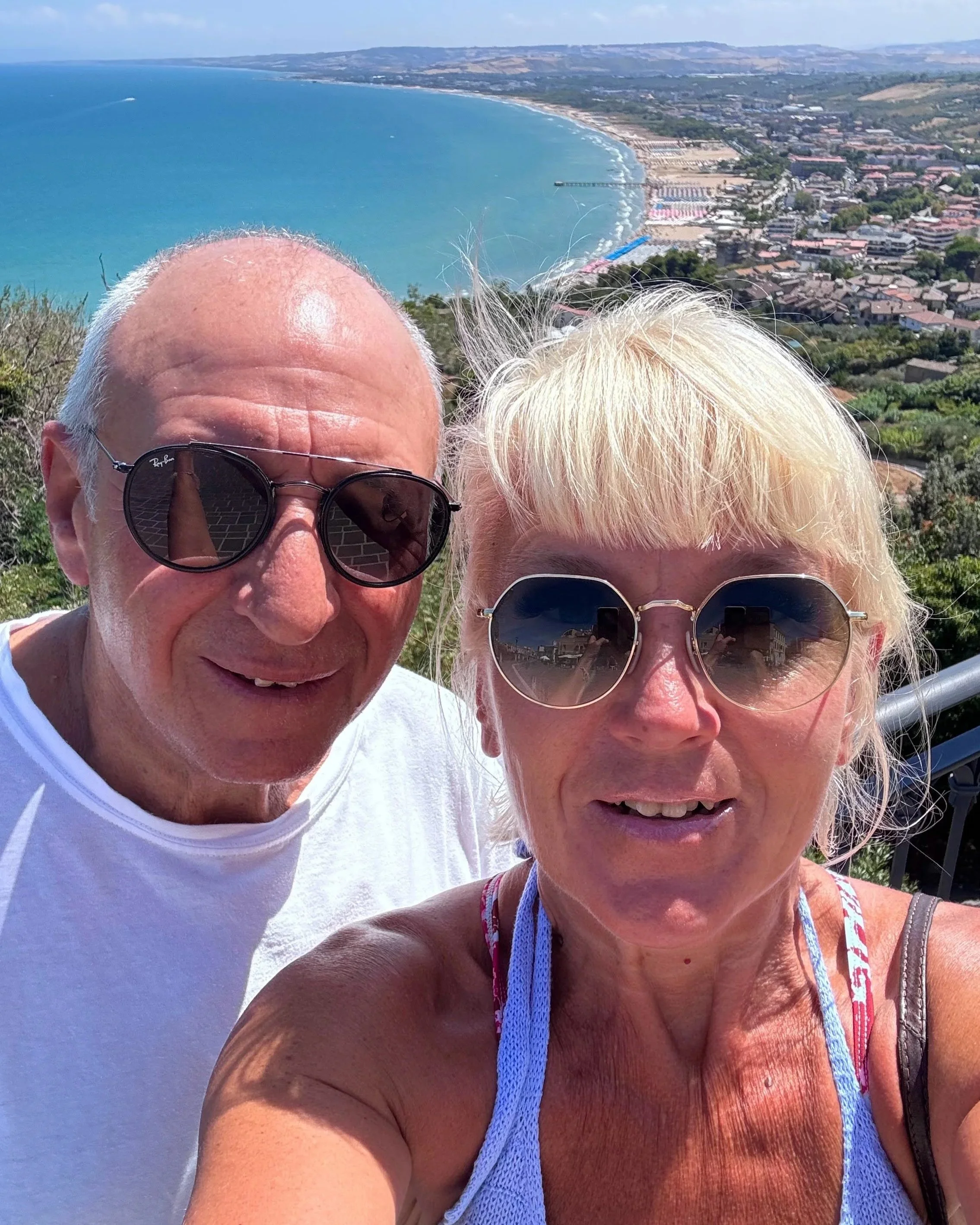 Selfie of Anita and Umberto at panoramic point in Vasto, with the Gulf of Vasto and the Adriatic sea in the background