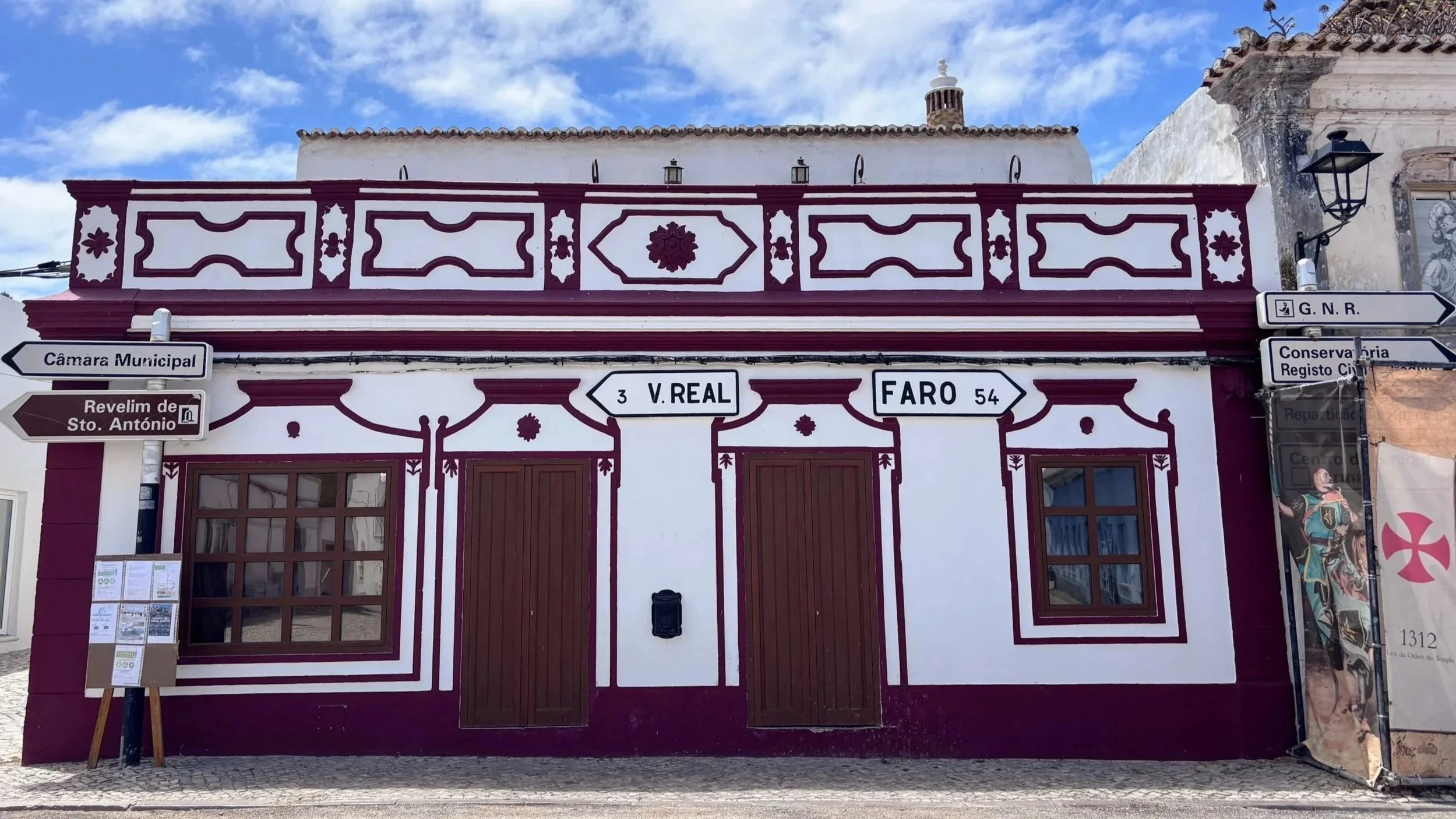 A traditional Portuguese townhouse in the center of Castro Marim, with signposting to nearby towns