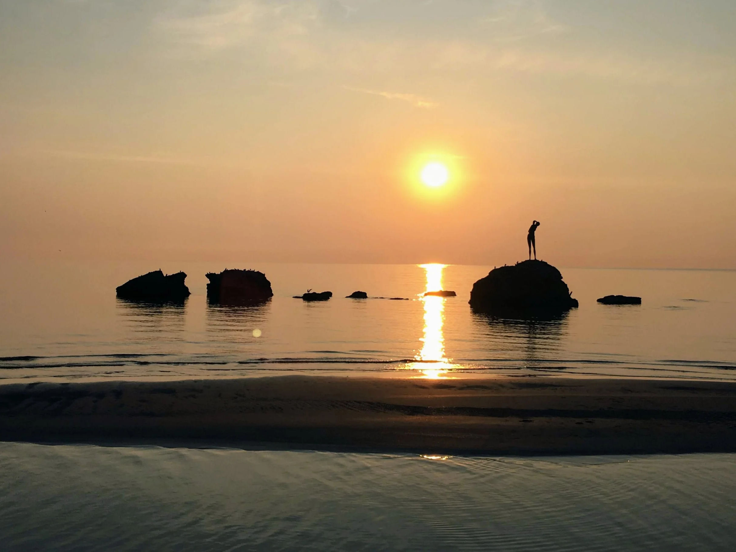 La Bagnante statue in Vasto Marina, with low tide