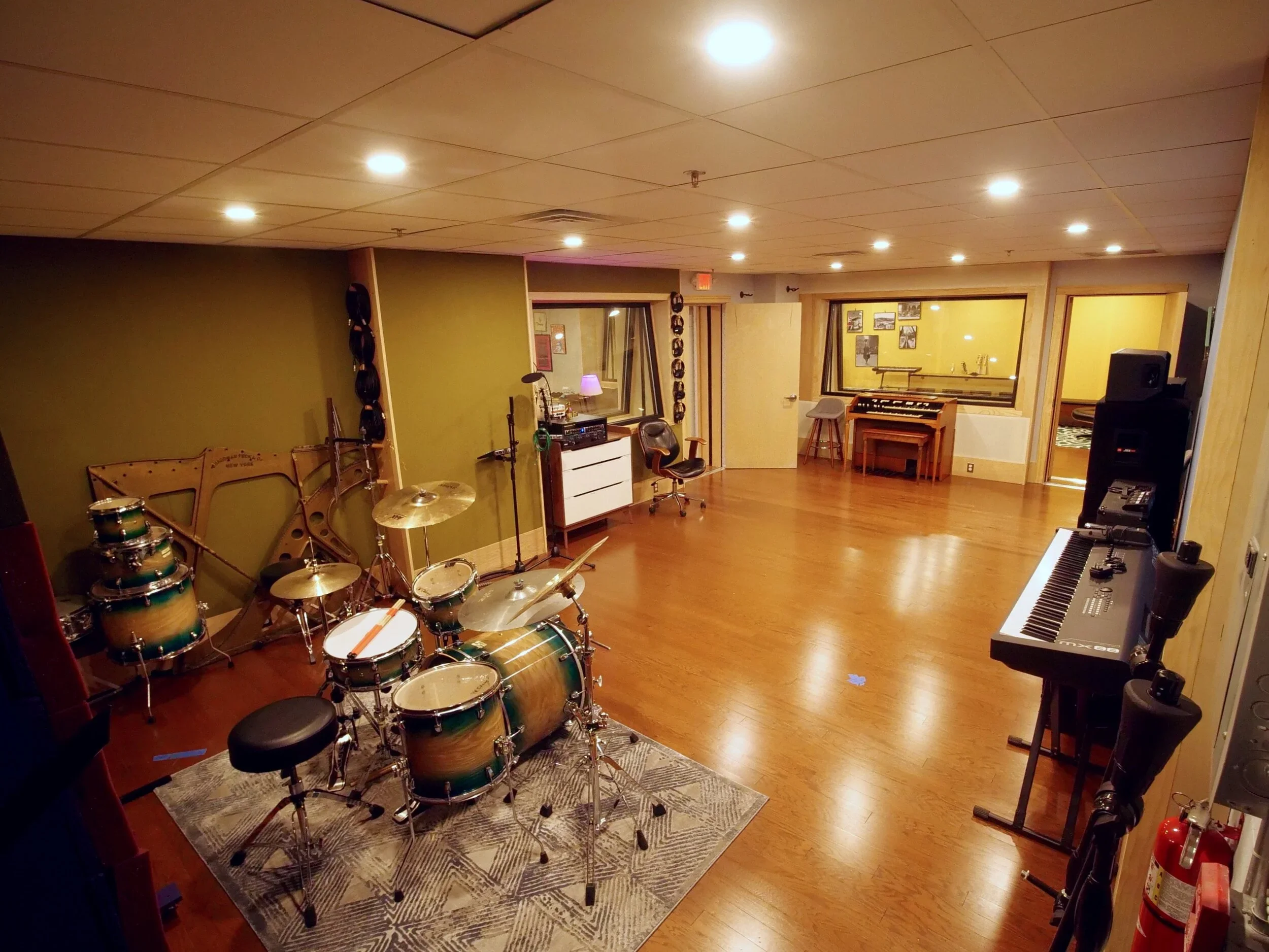 LiveRoom_WideAngle01.webp