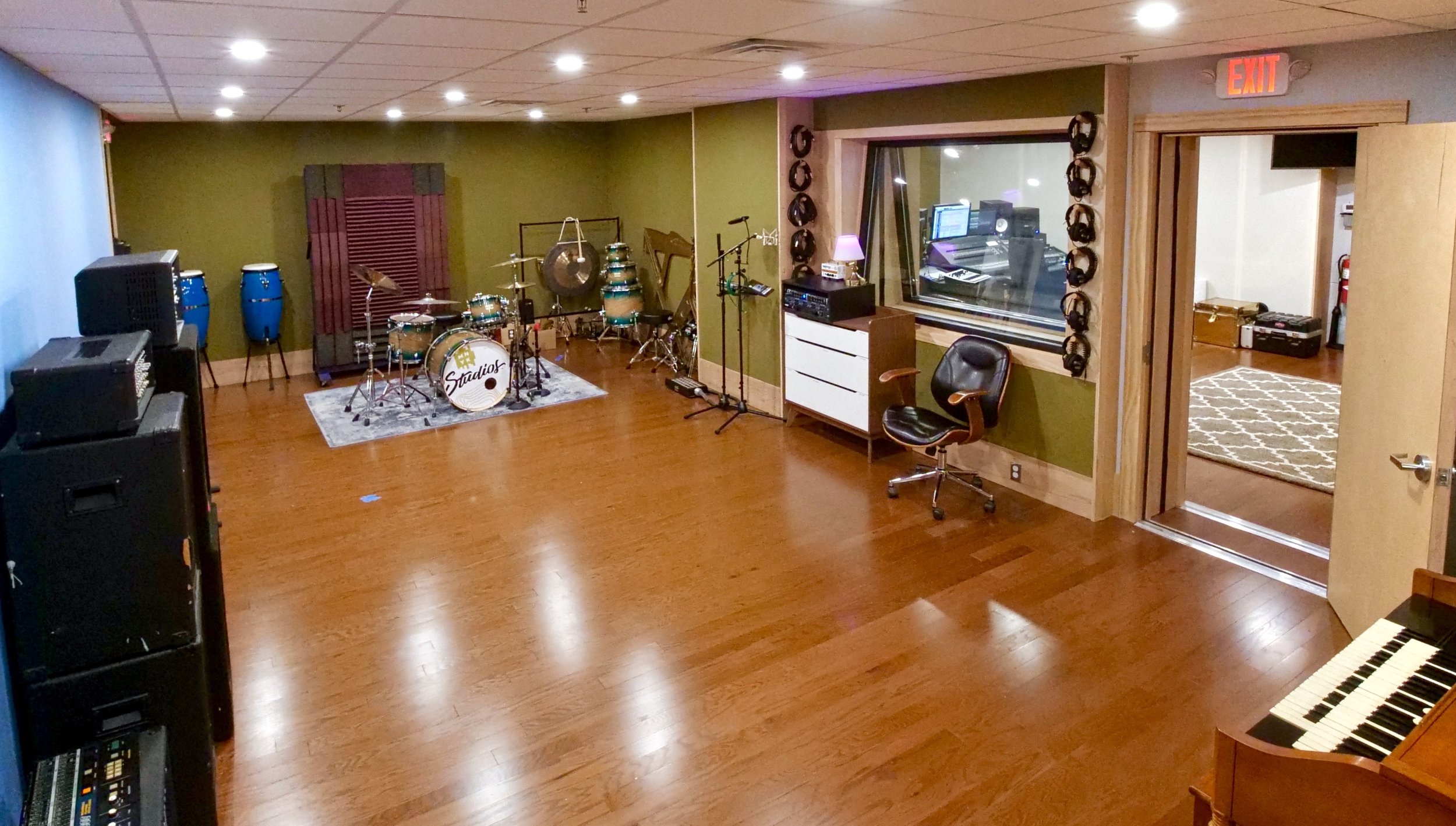 LiveRoom_WideAngle02edit.jpg