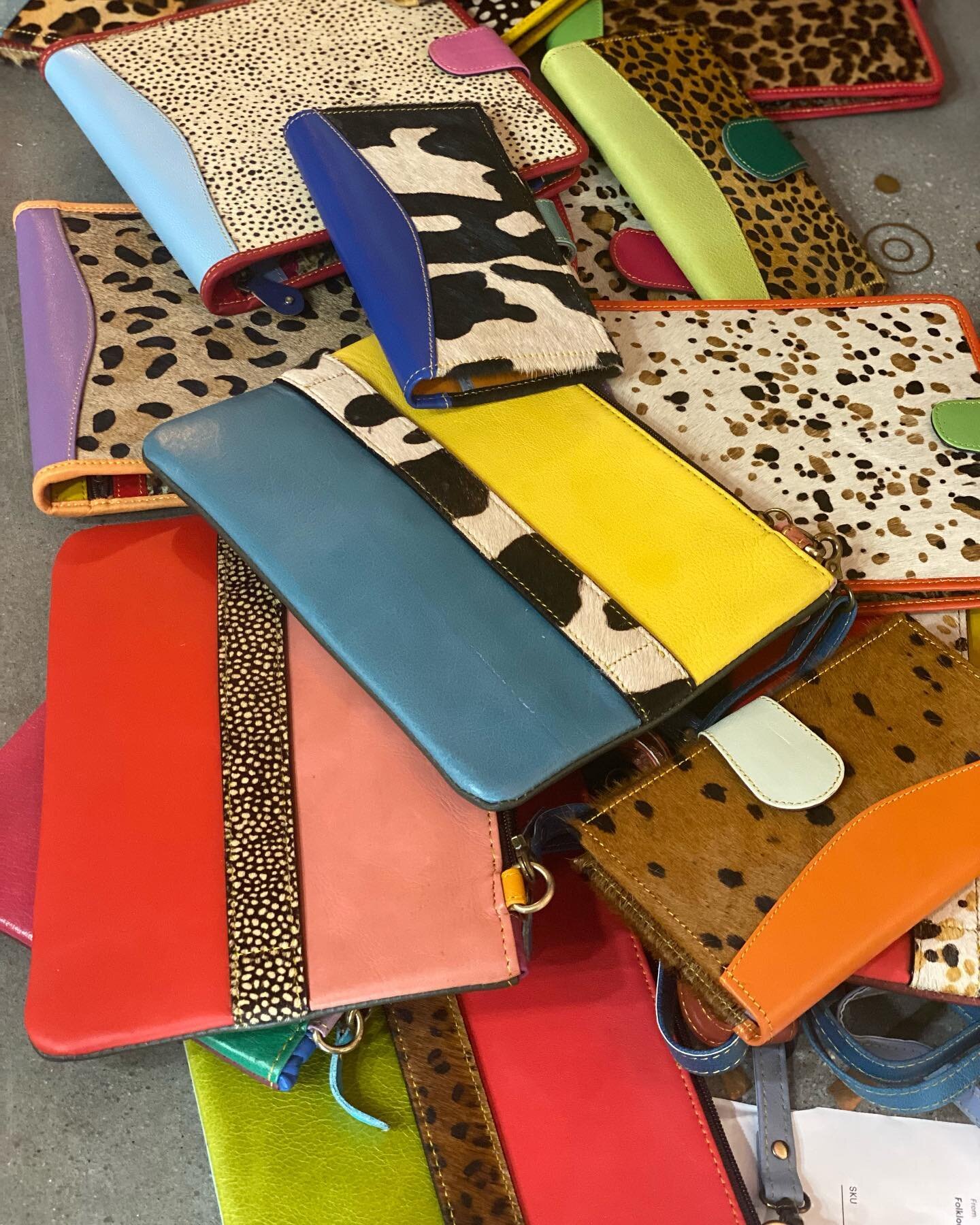 Just Arrived!!! Wallets, wristlets and travel jewelry pouches. #colorupyourlife #coolgifts #oldmandevilleshopping #wofavorites