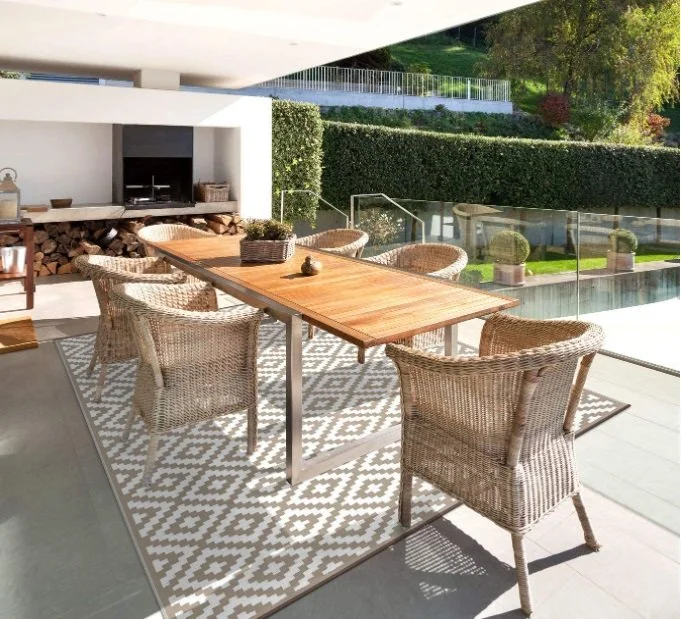 Outdoor patio rug