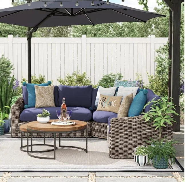 Outdoor furniture set with throw pillows