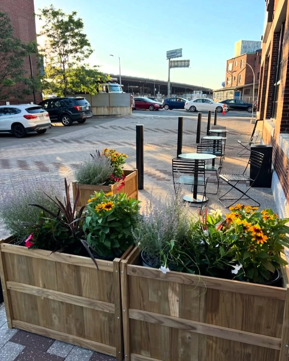 Aaaaand&hellip; the first 3 planters are done!! Who doesn&rsquo;t want to sit by these beauties and have some food and a drink on a gorgeous night like tonight!? See you soon!!

#patioseason #newplanters #patiorefresh #moretocome #foodanddrink #bosto