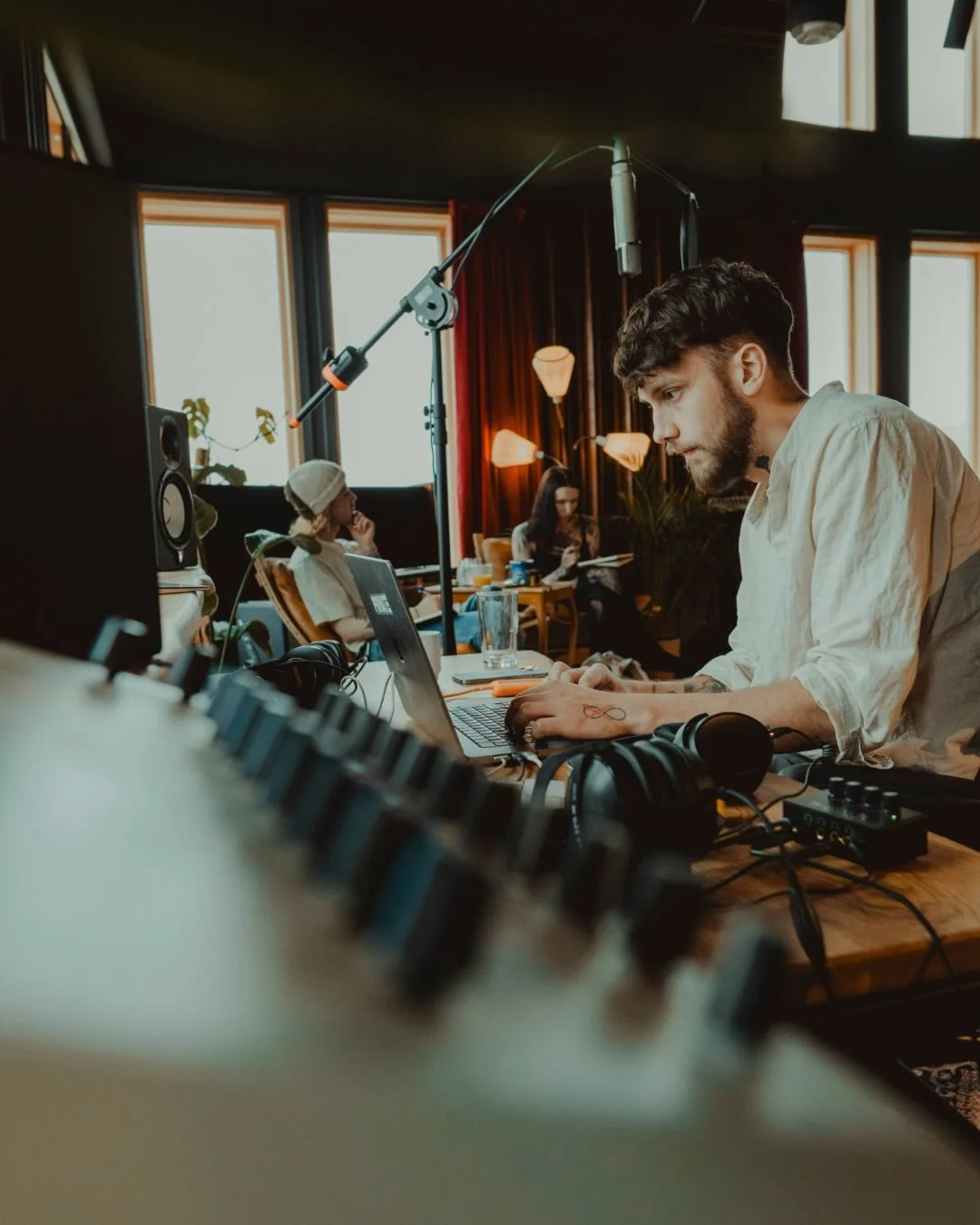 A glimpse into Song:Expo M&oslash;re og Romsdal so far✨ We&rsquo;re having the best time here at @oceansoundrecordings! Rain and stormy weather won&rsquo;t stop us from making bangers inside❤️&zwj;🔥

Photos: Alexander Larsen / @alexanderdgl