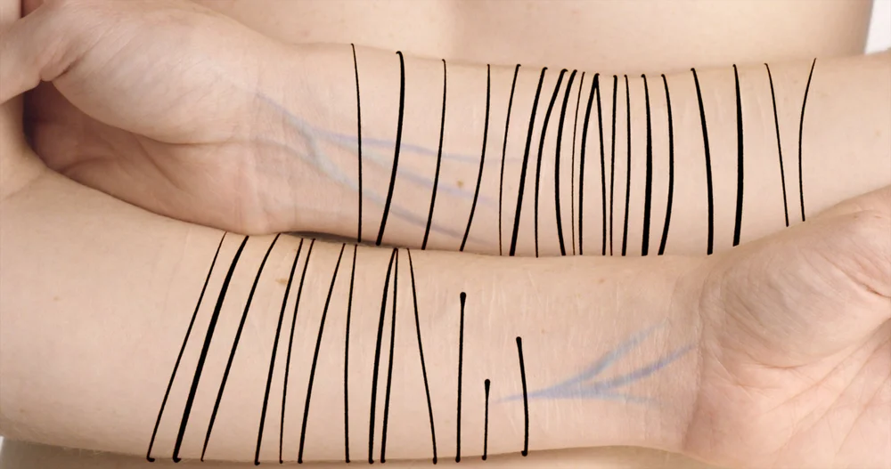 SCARS_Still03_bras_croises.jpg