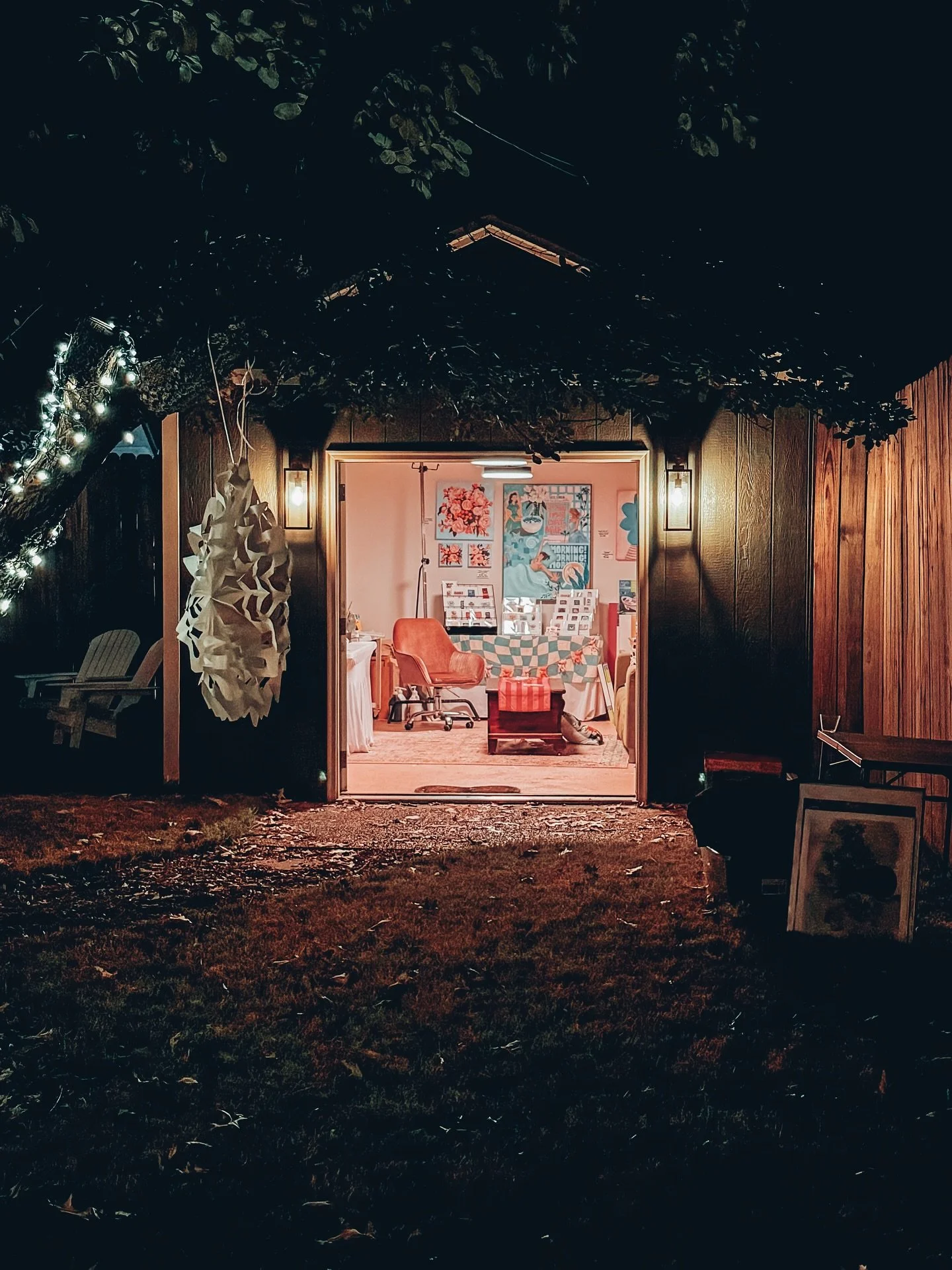 A night time peek into the studio where the magic happens ✨ 

If you missed the pop up (booo 😉), you can catch me at the @oxfordchristmasgalleria 11/29, shop matchbooks at @collected_by_elizabethmalmo, @paradoxatpeco, and there is still plenty of ti