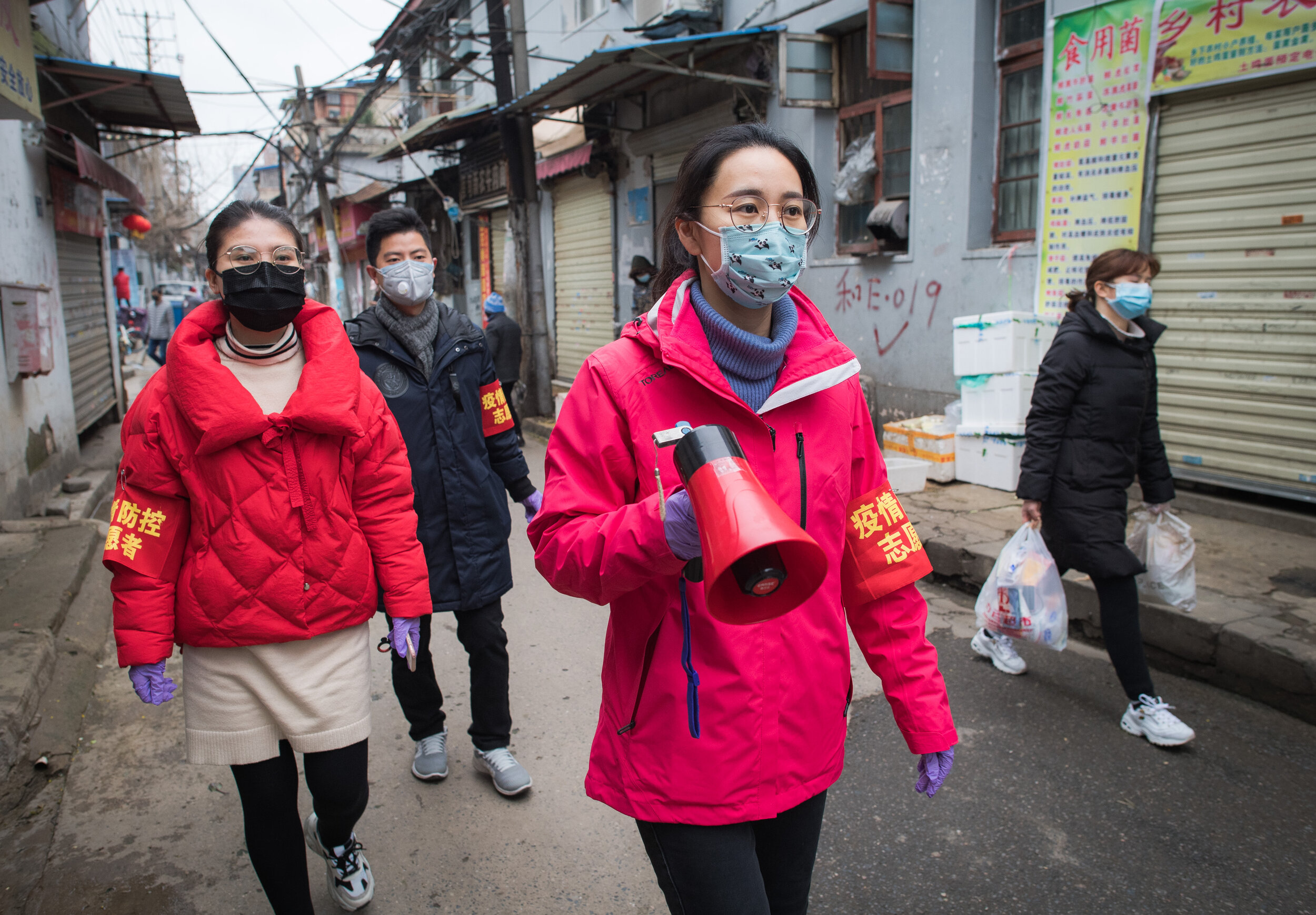 Neighborhood community workers conduct door-to-door visits to ensure community prevention and control of COVID-19 at a street near the Yellow Crane Pavilion in Wuhan, Hubei. Feb. 7, 2020. (Source: Xinhua/Xiao Yijiu)