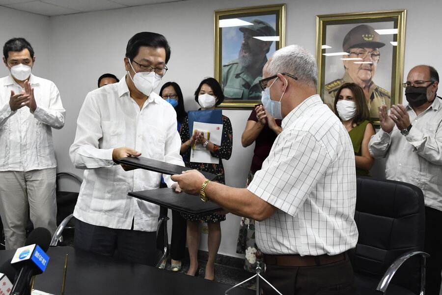 Chinese Ambassador to Cuba Chen Xi delivers donation certificates to Cuban deputy minister of public health Luis Fernando Navarro in Havana, marking the Chinese government’s third shipment of medical aid to Cuba. April 6, 2020. (Photo by Joaquin Her…