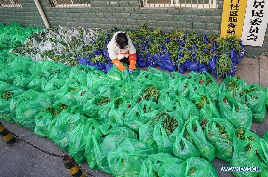 Dadongmen neighborhood workers provide free vegetables for some residents in Wuchang District of Wuhan, Hubei Province, Feb. 9, 2020.&nbsp;(Xinhua)