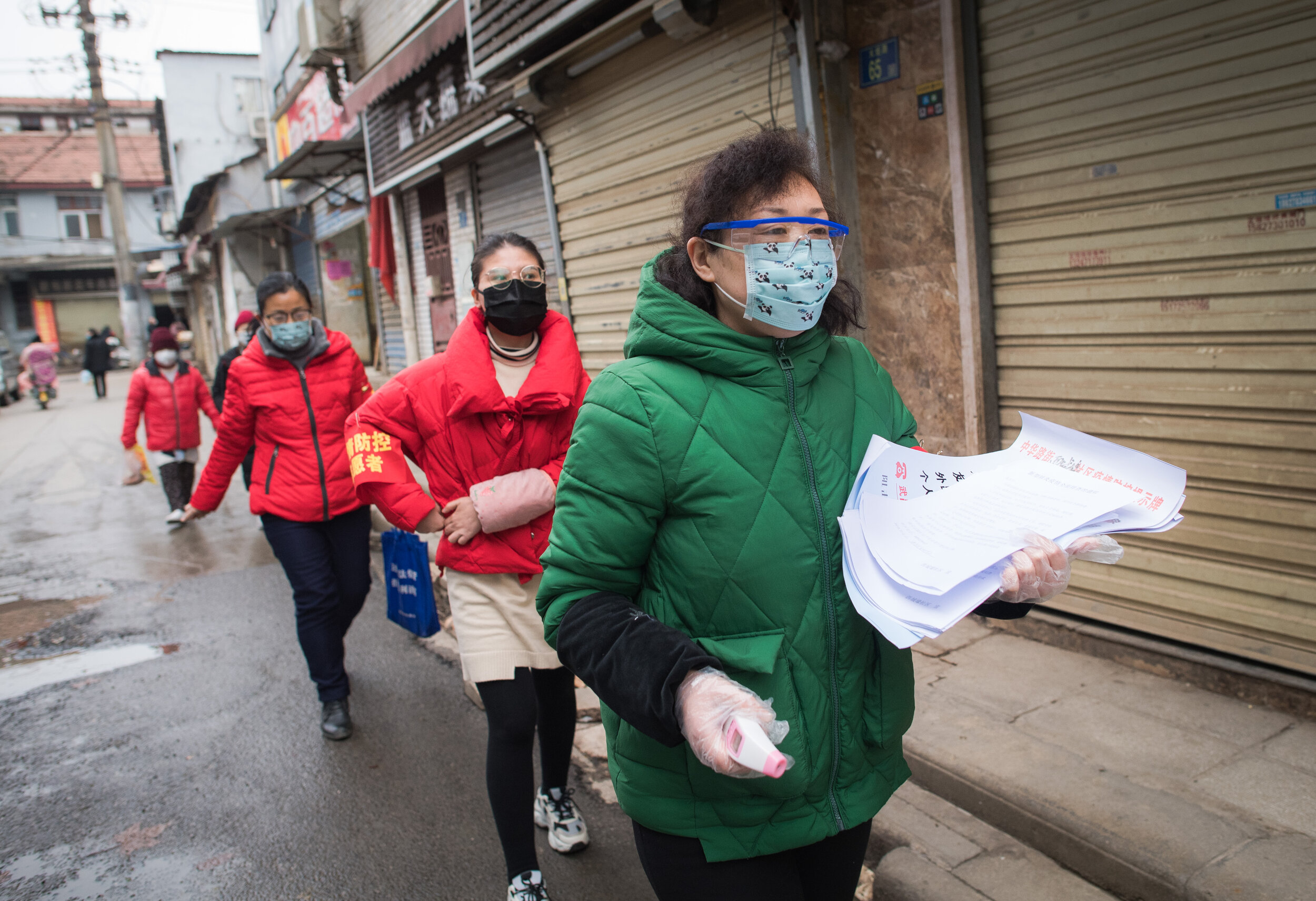 Wuhan neighborhood committees made up of Chinese Communist Party members and volunteers distribute free groceries door to door to residents in Wuchang District of Wuhan, Hubei Province, Feb. 9, 2020. (Xinhua)