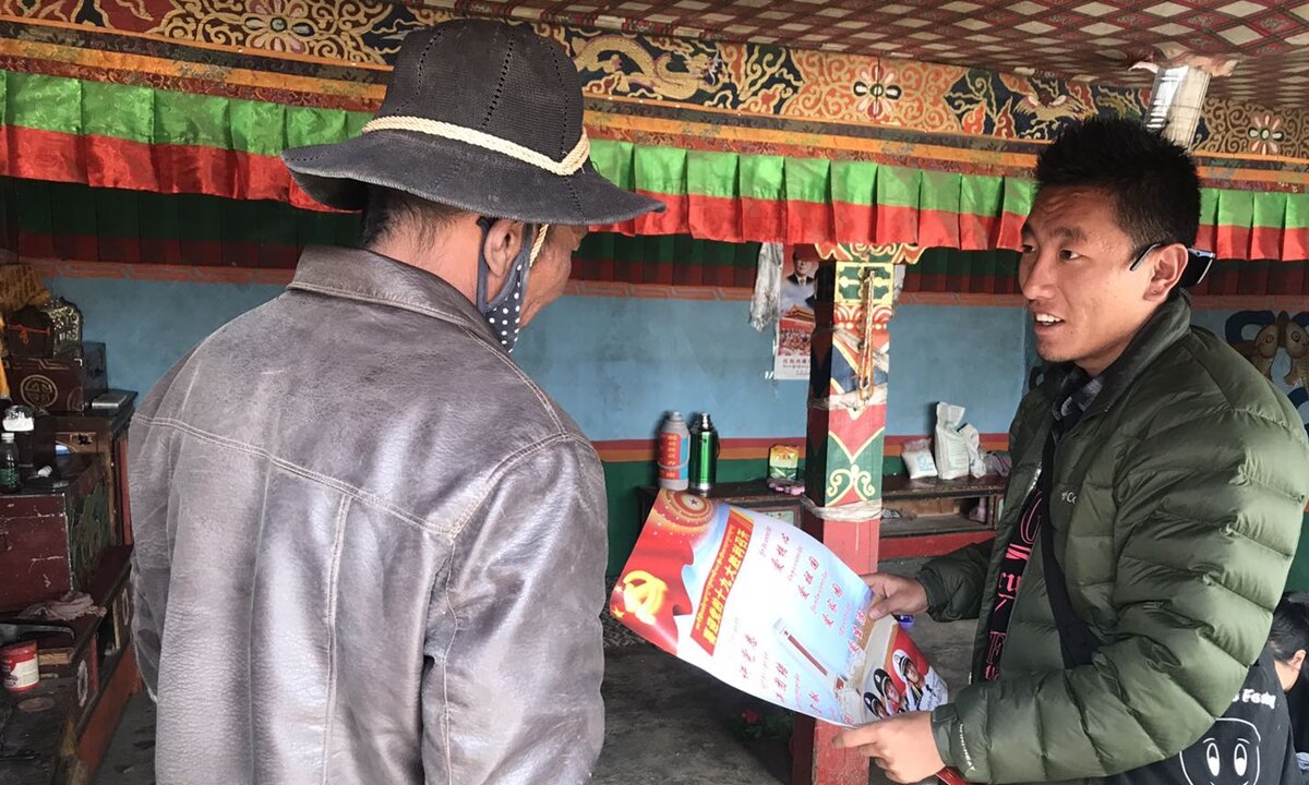 Tsering Tarchin, a poverty-alleviation official, explains national policies and guidelines to villagers in Ngari prefecture in Southwest China's Tibet Autonomous Region. [Photo provided by Global Times, courtesy of Tsering Tarchin]