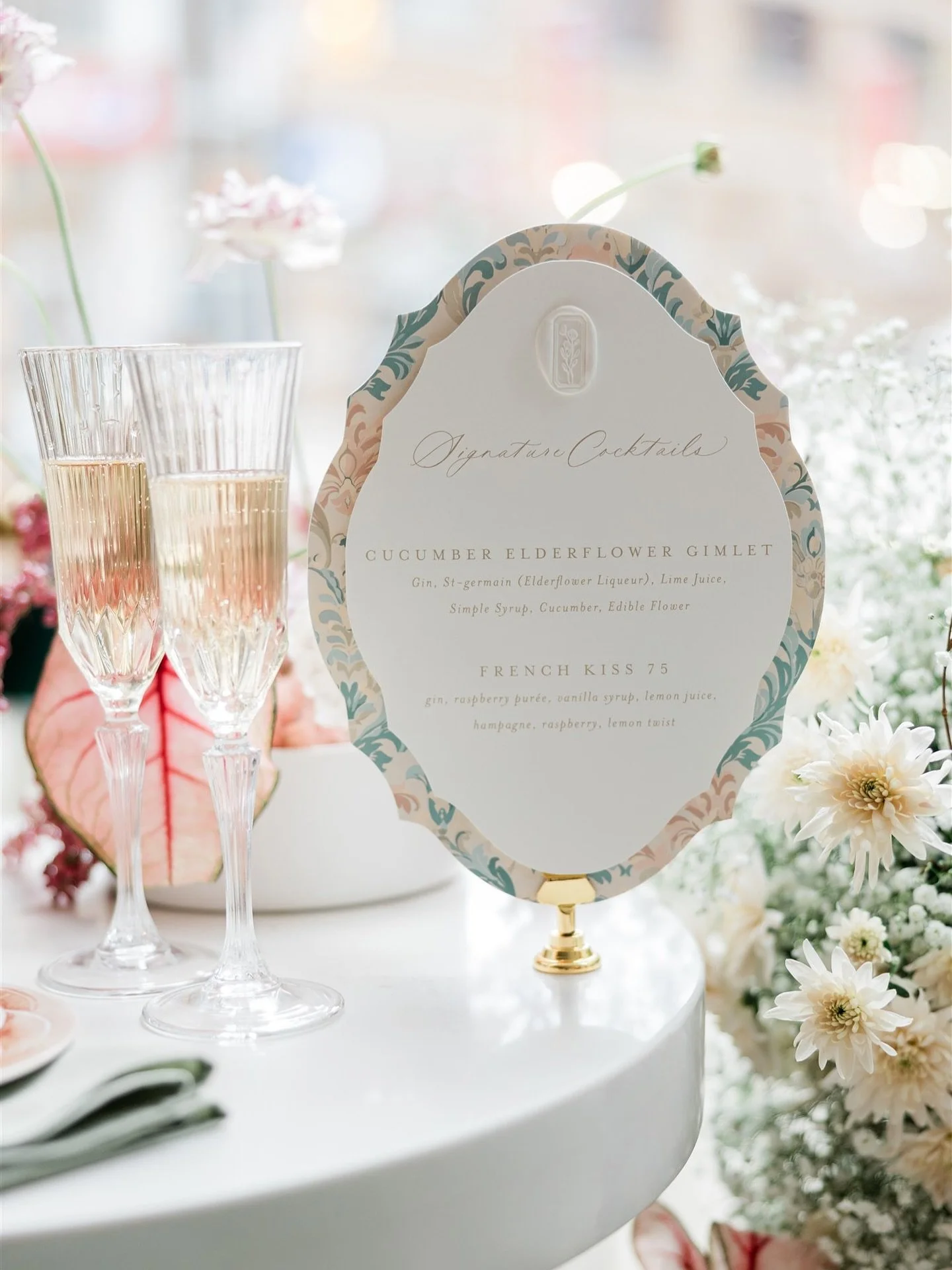 Signature sips, anyone? 🍸✨ 

A custom bar sign isn&rsquo;t just pretty, it also helps guests know what&rsquo;s being served (and keeps the line moving!). Whether you&rsquo;re featuring his &amp; hers cocktails or a full menu, it&rsquo;s a fun way to