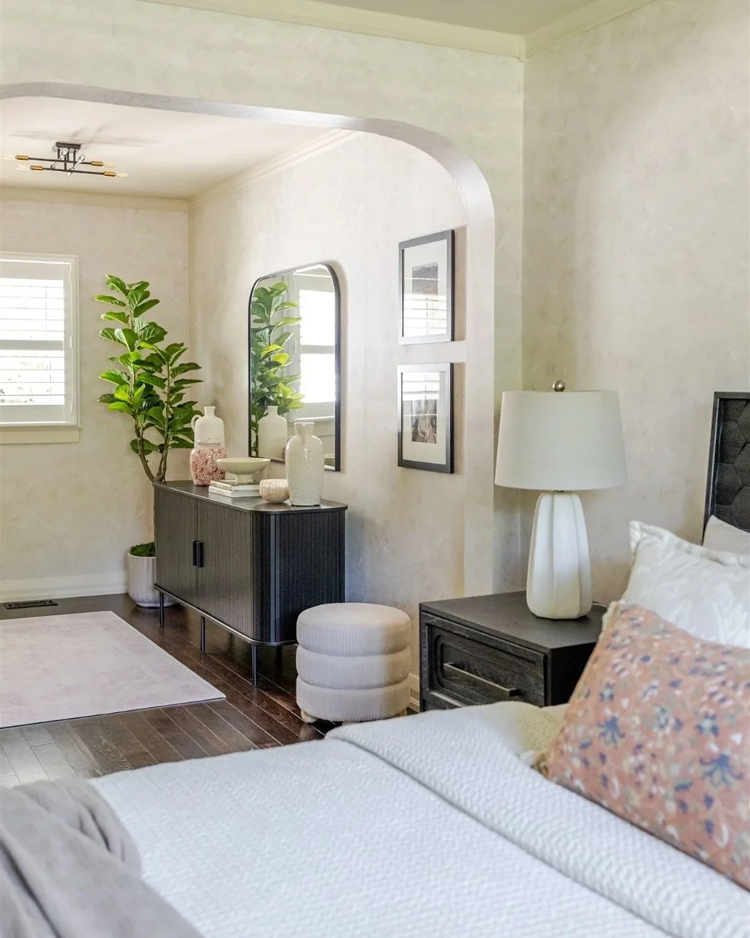 Because everyone deserves a cozy bedroom that feels like a boutique hotel ✨

For this transformation, we covered the walls in marmorino wallpaper and painted the ceiling and trims in a matching warm beige for a soft flow, and to avoid any stark white