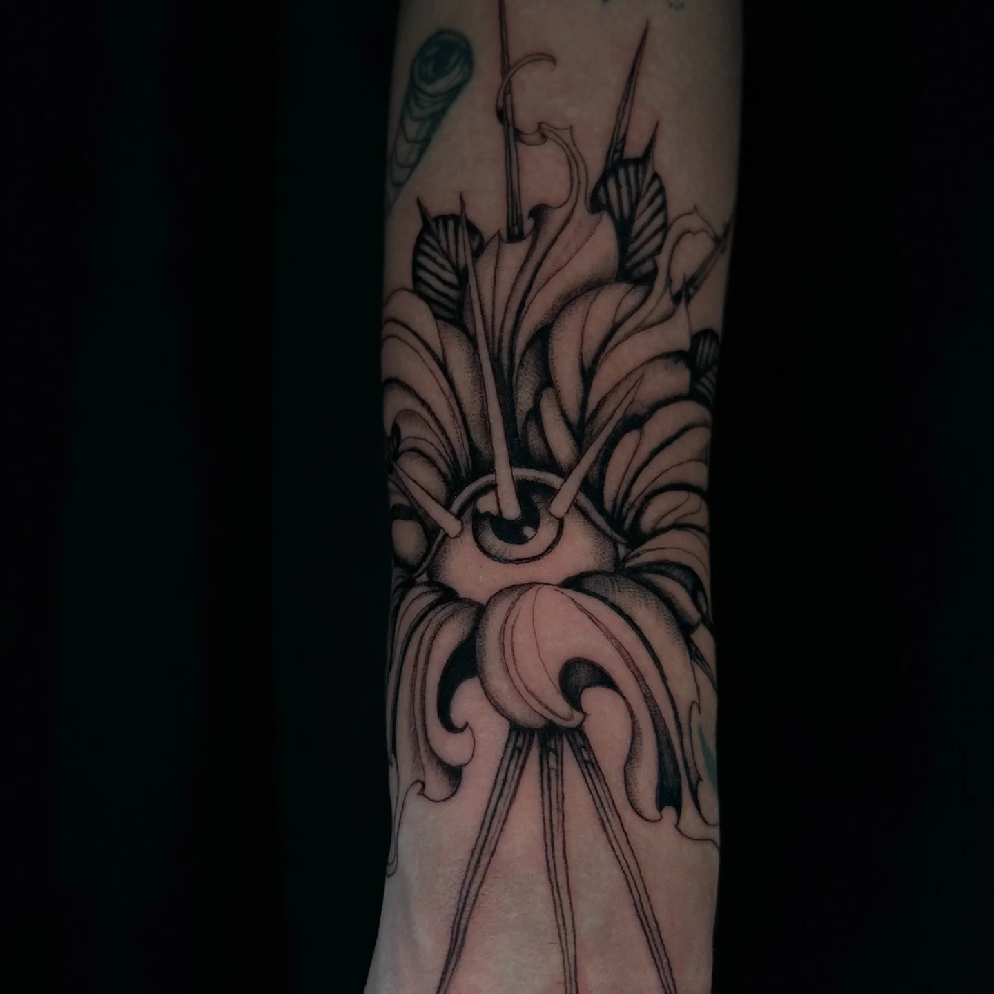 Had such a fun time fitting this spikey eyeball flower around all the other healed tattoos, inspired by @hirentattoos piece he did on my neck, would love to do more being flower tattoos! Hmu