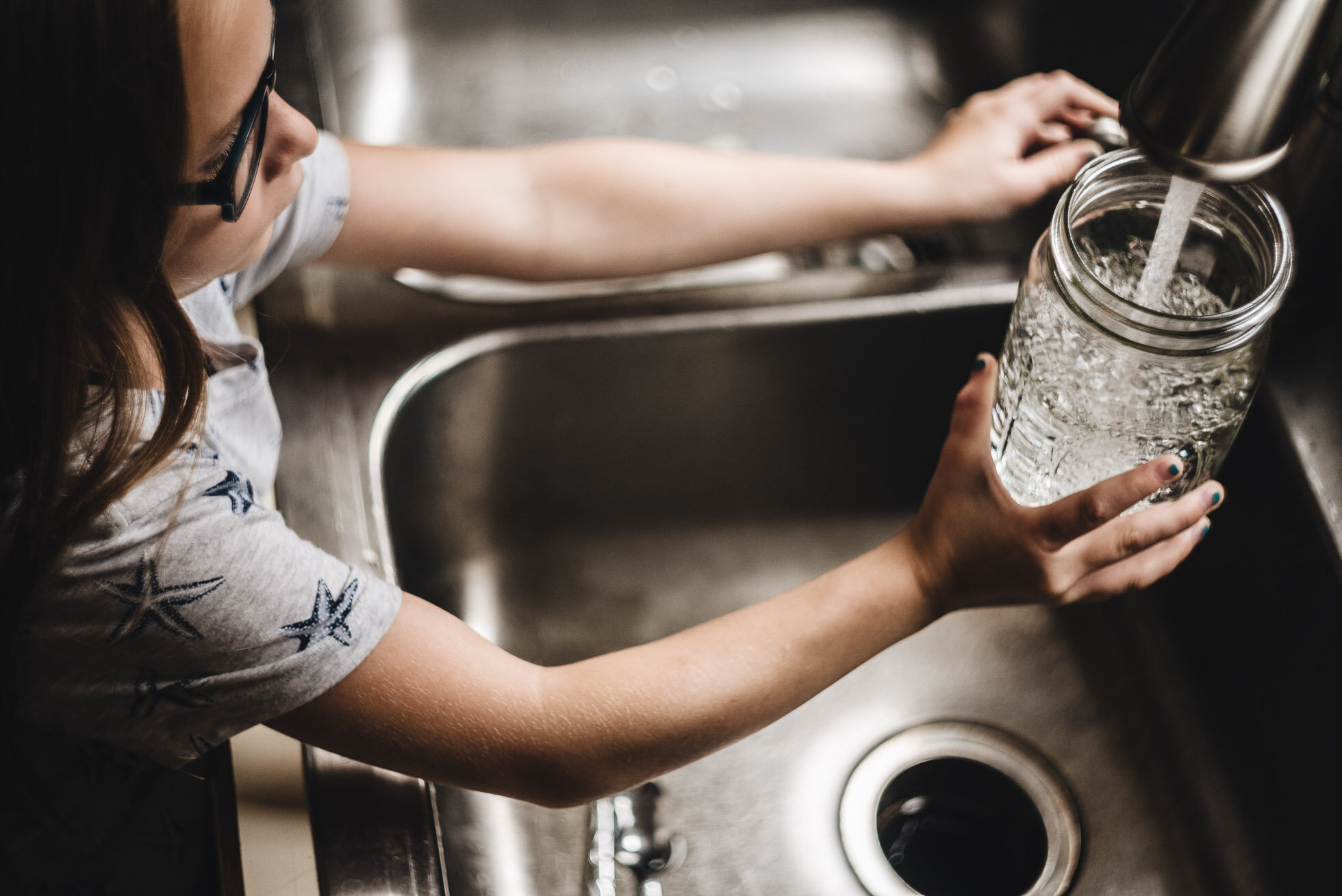 girl-kitchen-sink-water-faucet-lyralee-documentary-bismarck-dp-5966.jpg