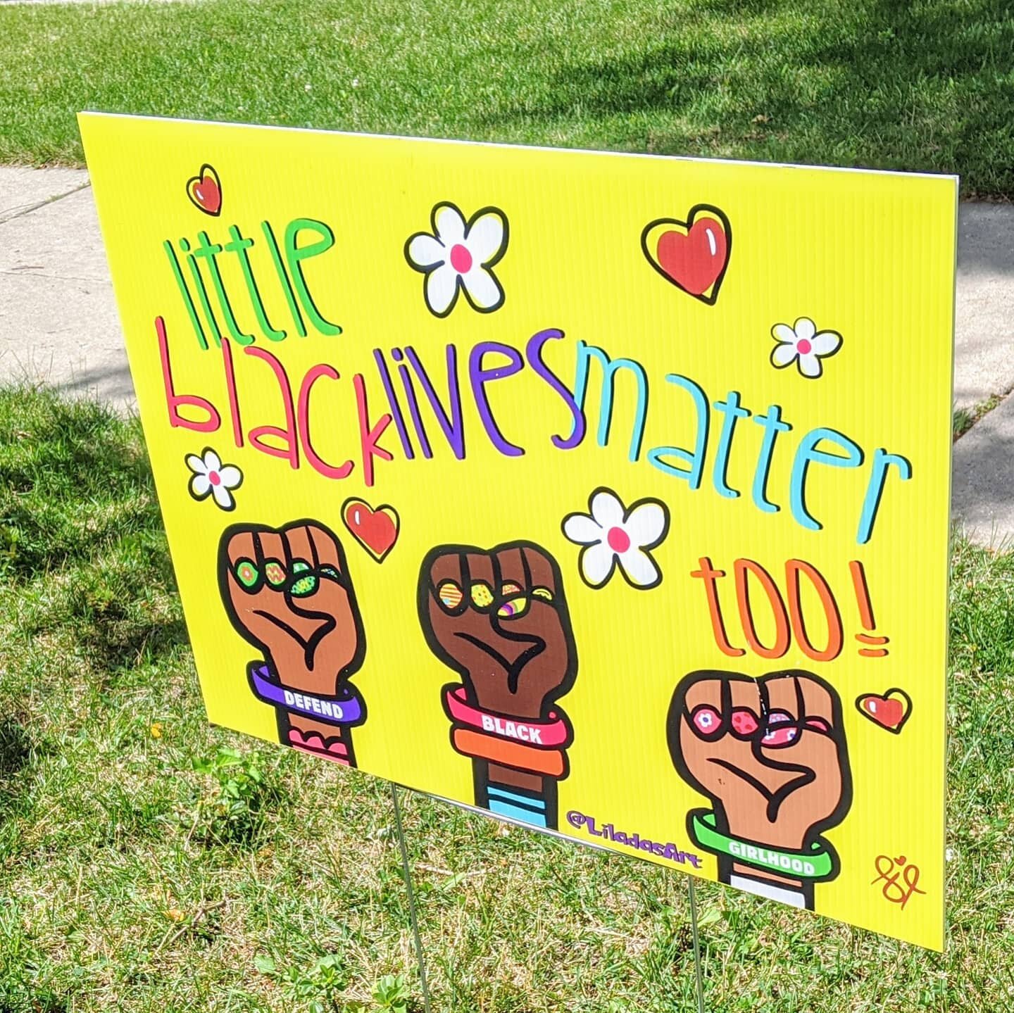 I was out holding a BLM sign at one of the usual spots with a friend today. @liladasart stopped and gave us yard signs! I'm going to order the rest of the designs.
#blacklivesmatter
#littleblacklivesmatter
