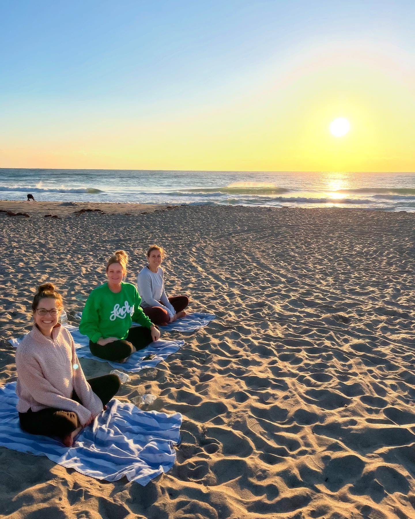 Daydreaming of yoga on the beach with my sisters a few weeks ago&hellip; 

The sand was cold, sun warm, and the waves serene. After a few minutes of movement, we could hardly remember that our toes were frozen ☺️, and sunrise on the beach made for on