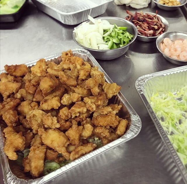 Fried Chicken ready for delivery! Let us know how we can cater to you. More info on our website, link available in our profile. #catering #goldengoodness .
.
.
.
.
.
.
#supportlocalbusiness 
#orderlocal #openfordelivery #takeout #feedingamerica #shel