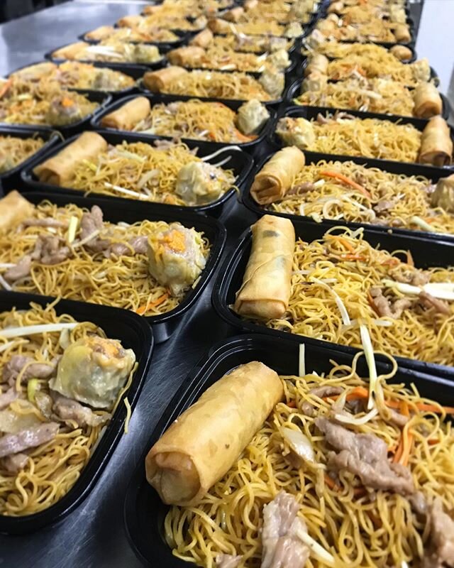 Chinese hospital #lunchbox BTS!! #theprocess behind feeding 36 people! #hungryjustlooking .
.
.
.
.
.
.
#essentialworkers
#supportlocalbusiness #openmeal
#orderlocal #openfordelivery #takeout #feedingamerica #shelterinplace #shelterinplacesanfrancisc